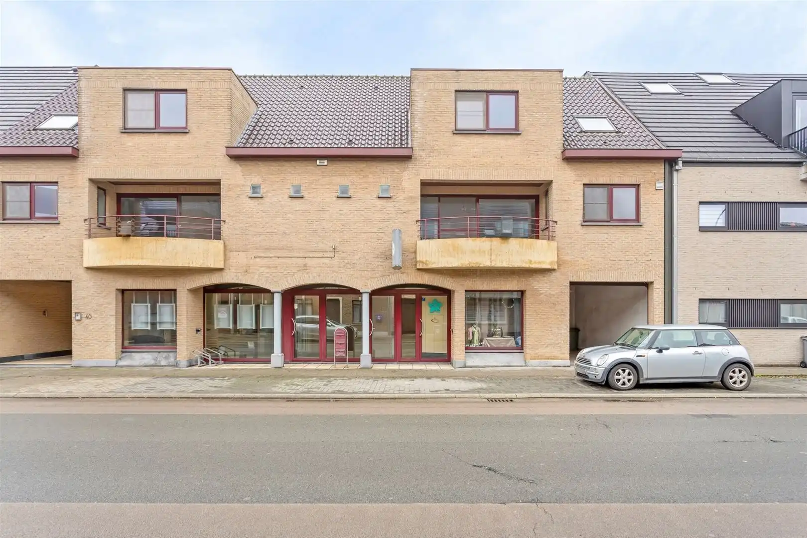 Voormalig bankkantoor met wachtruimte, loket, 3 burelen, polyvalente ruimte en een bergruimte foto 16