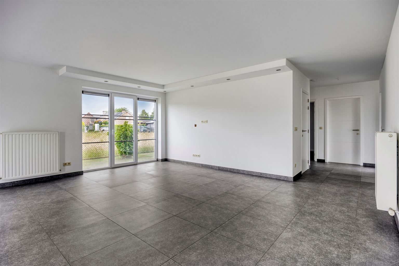 Instapklaar gelijkvloers appartement met 2 slaapkamers, ruime tuin en 3 staanplaatsen op een rustige toplocatie in Opitter.  foto 3