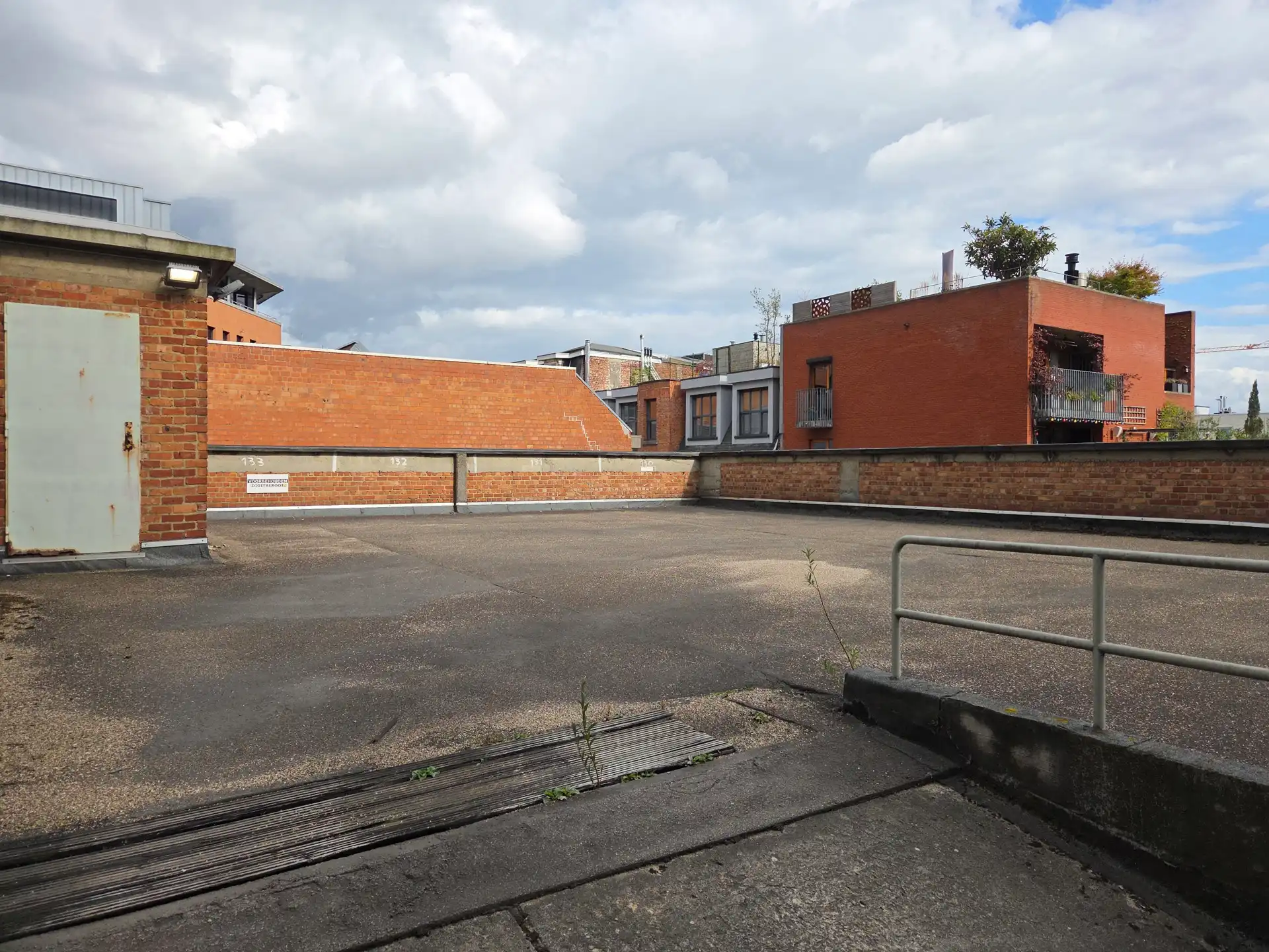 Autostaanplaatsen te koop op A locatie! foto 3