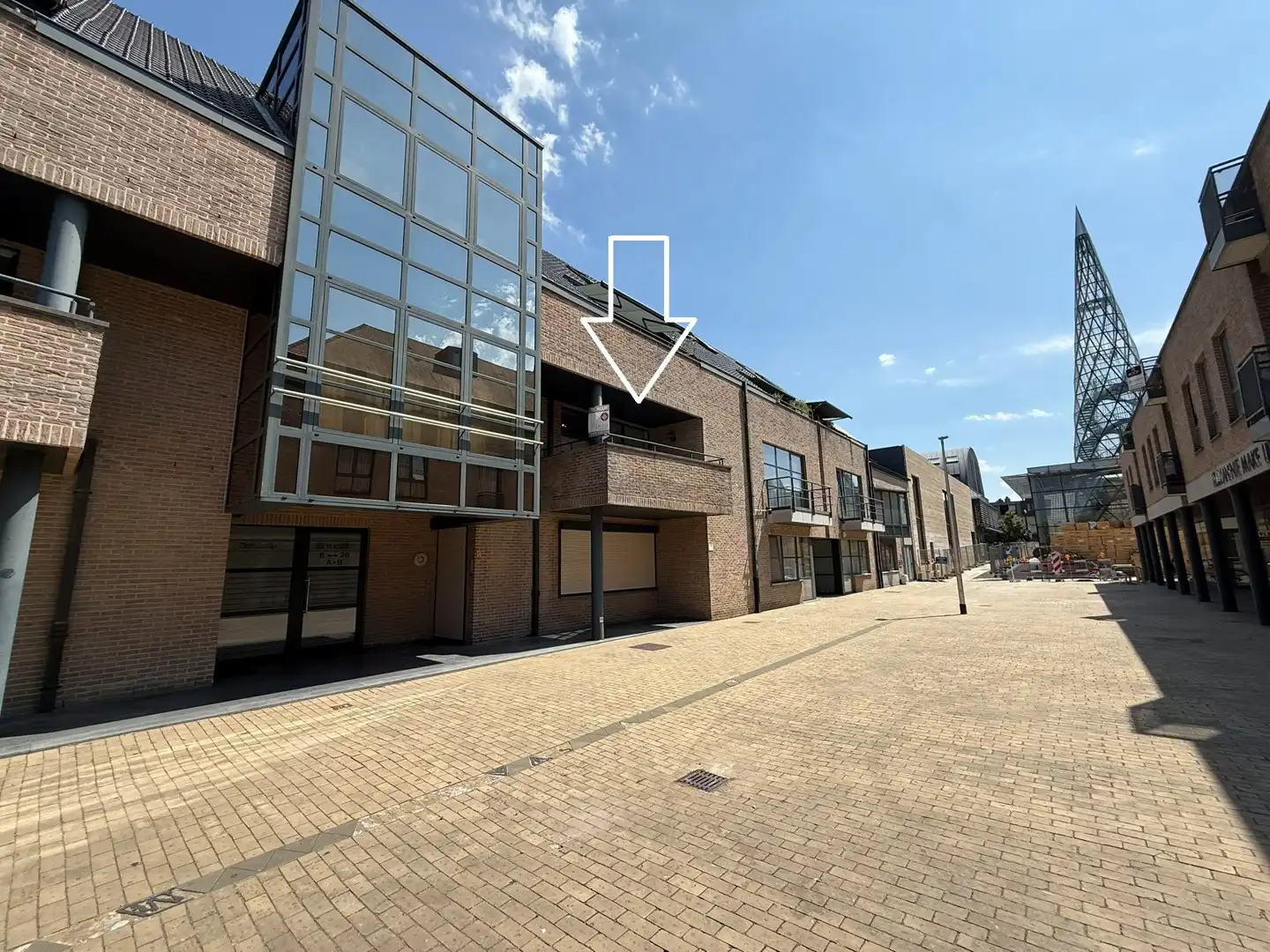 Instapklaar 1-slaapkamerappartement met terras en garagebox in hartje Lommel. foto {{pictureIndex}}