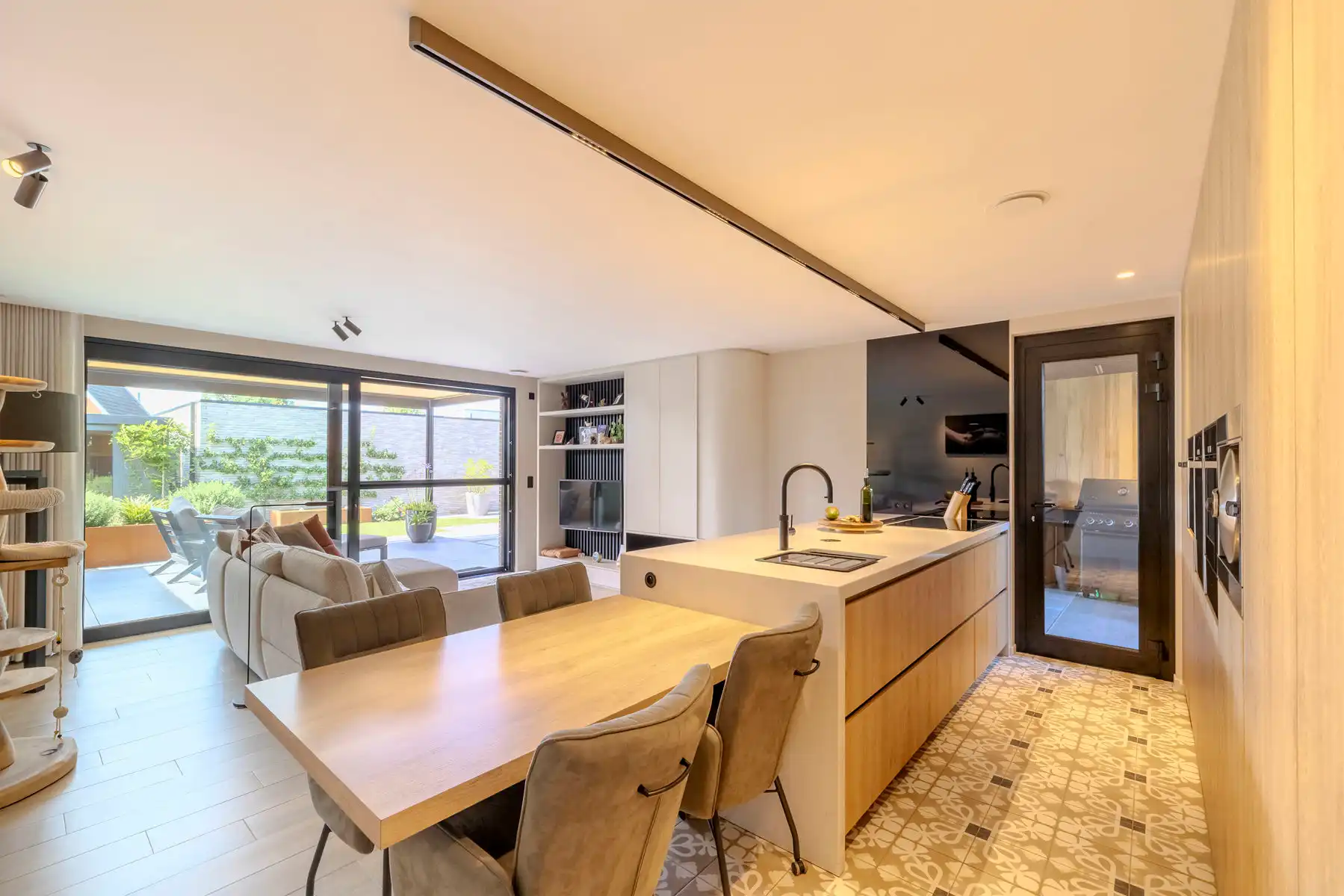 Instapklaar gelijkvloers appartement met carport, berging, luxe afwerking en aangelegde tuin foto 5
