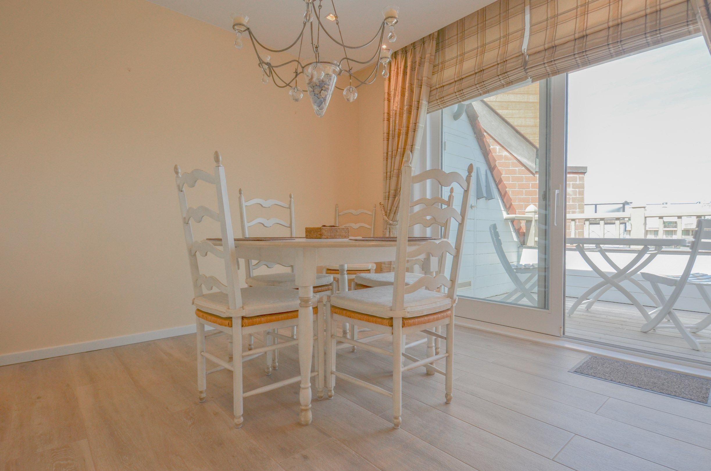 Stijlvol duplexappartement met zonnige terrassen en open zicht op de villa’s van het Zoute. foto 15