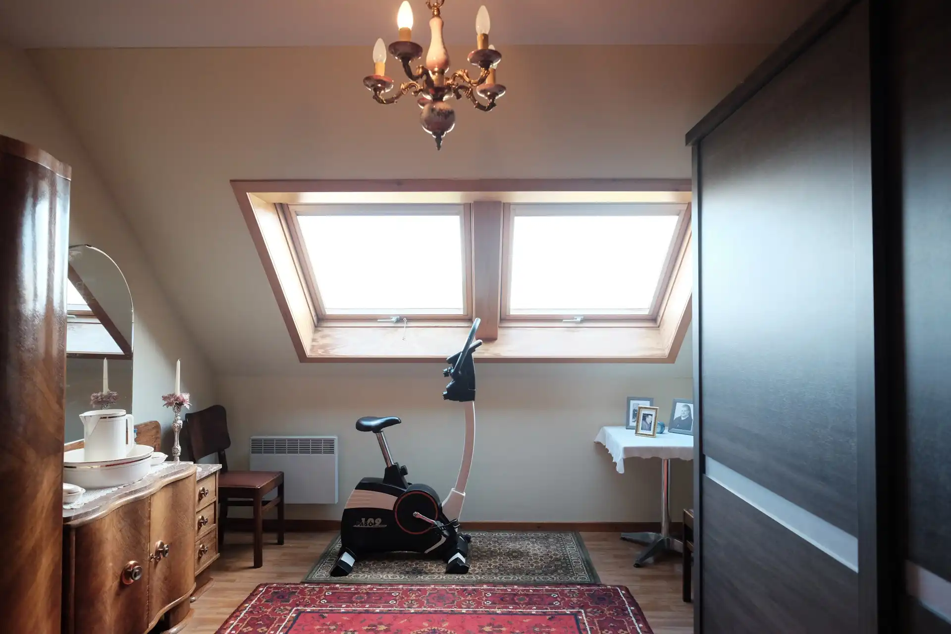 Ruim dakappartement met 2 grote slaapkamers, terras en garage – centrum Asper foto 11