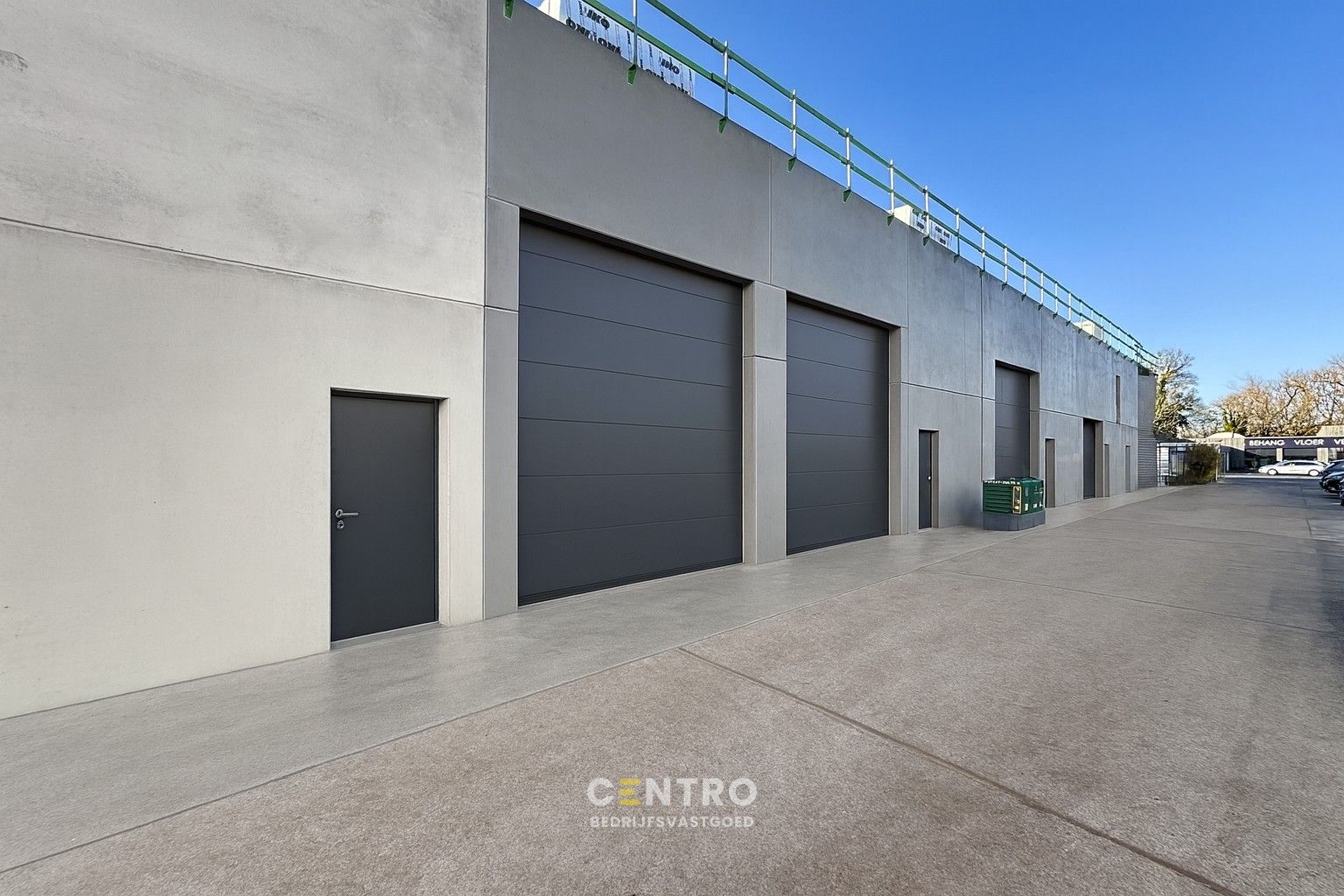 NB OPSLAGRUIMTE (158m²), met hoge sectionaalpoort en private parkeerplaats voor de deur. Op industriezone "Herdersbrug" te 8000 Brugge. foto {{pictureIndex}}