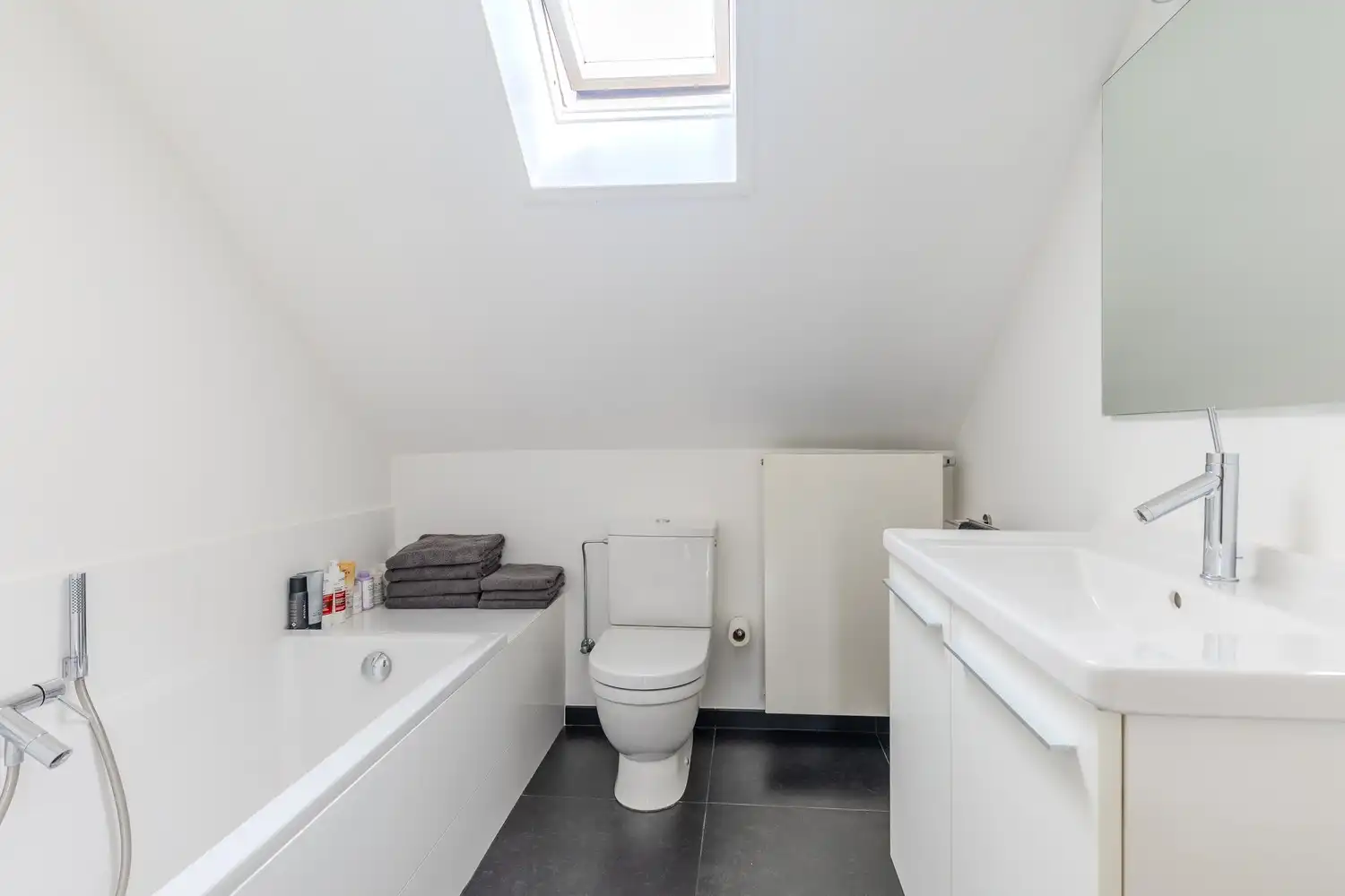Verzorgde, instapklare woning met 3 slaapkamers én 2 badkamers in het gezellige Mopertingen, Bilzen-Hoeselt. foto 25