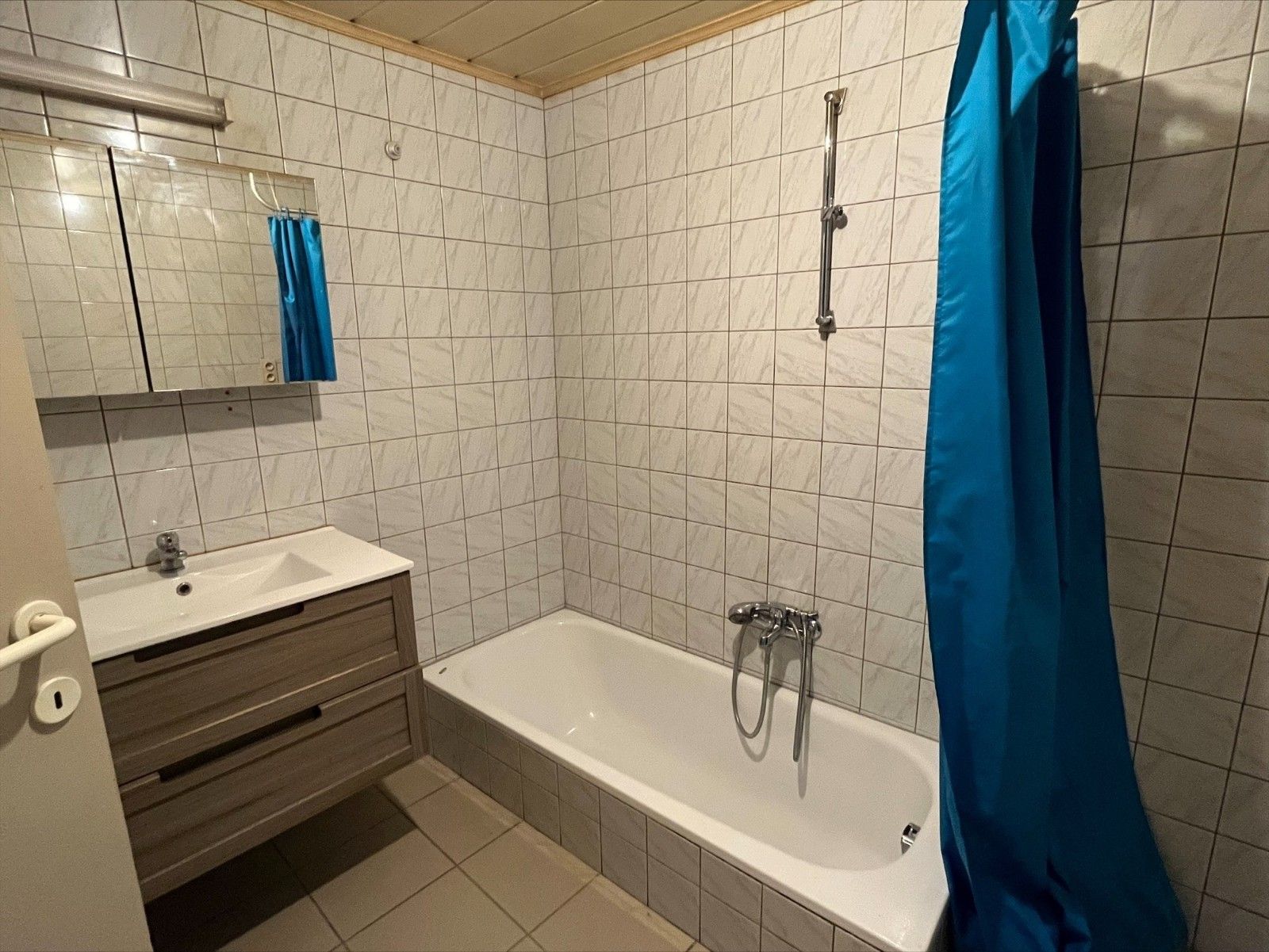 TE HUUR – Gelijkvloersappartement met garage foto 3