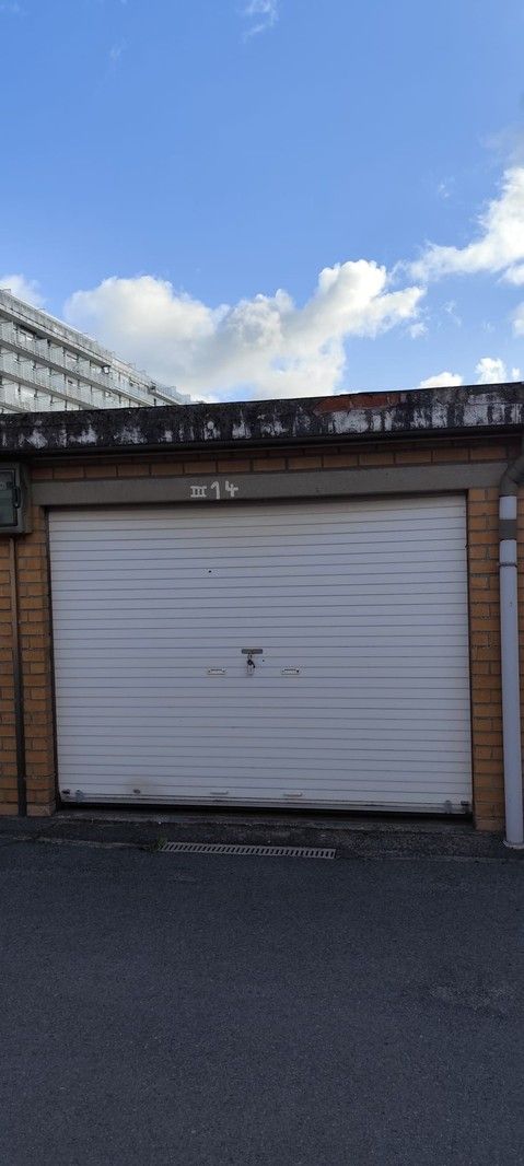 Zeer centraal gelegen afgesloten garagebox foto {{pictureIndex}}