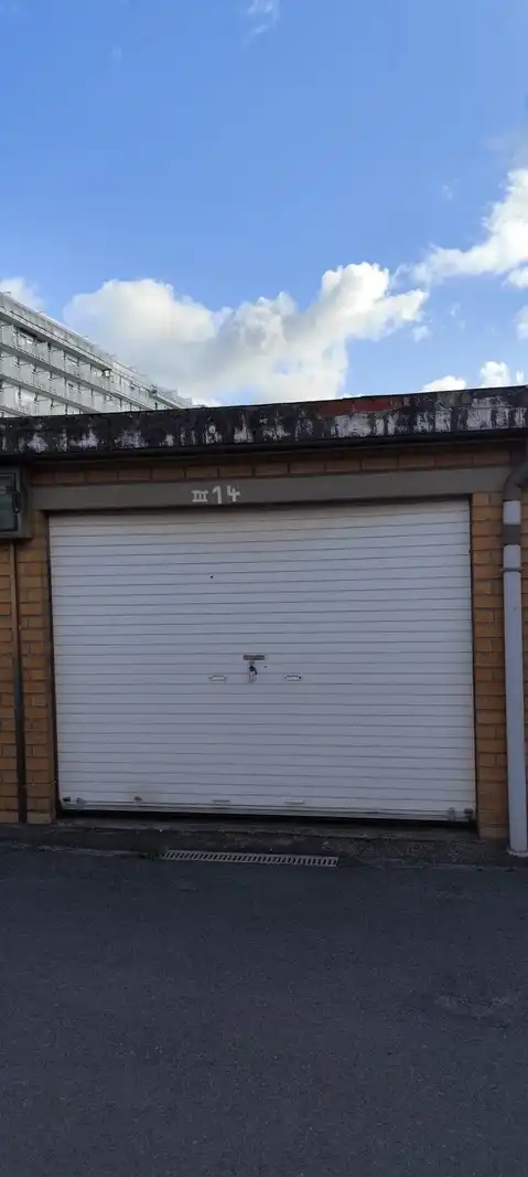 Zeer centraal gelegen afgesloten garagebox foto {{pictureIndex}}