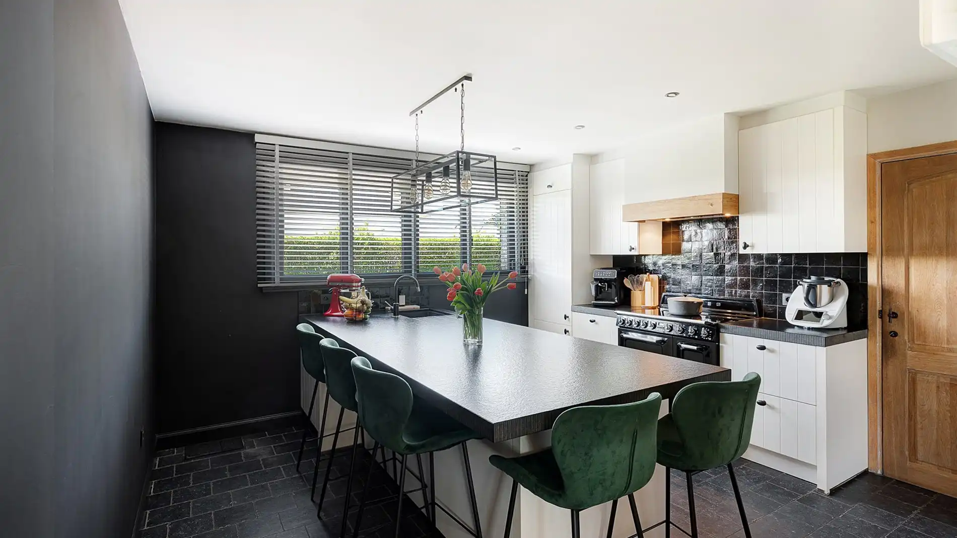 Vijf slaapkamers, groot volume in een alleenstaande villa te Knokke foto 10