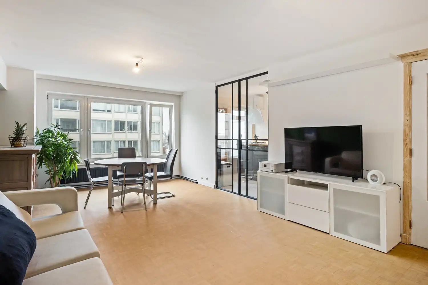 Gerenoveerd appartement met 2 slaapkamers en staanplaatsen te Antwerpen! foto 2