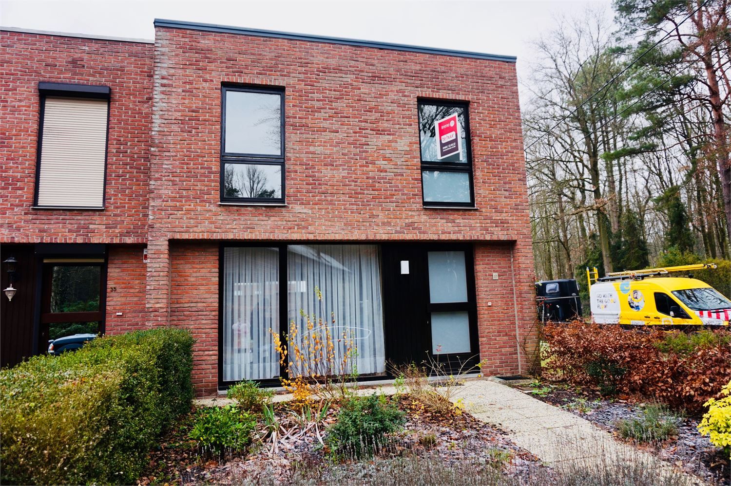 Volledig gerenoveerde half-open bebouwing met grote tuin, 3 slaapkamers en garage. foto 1