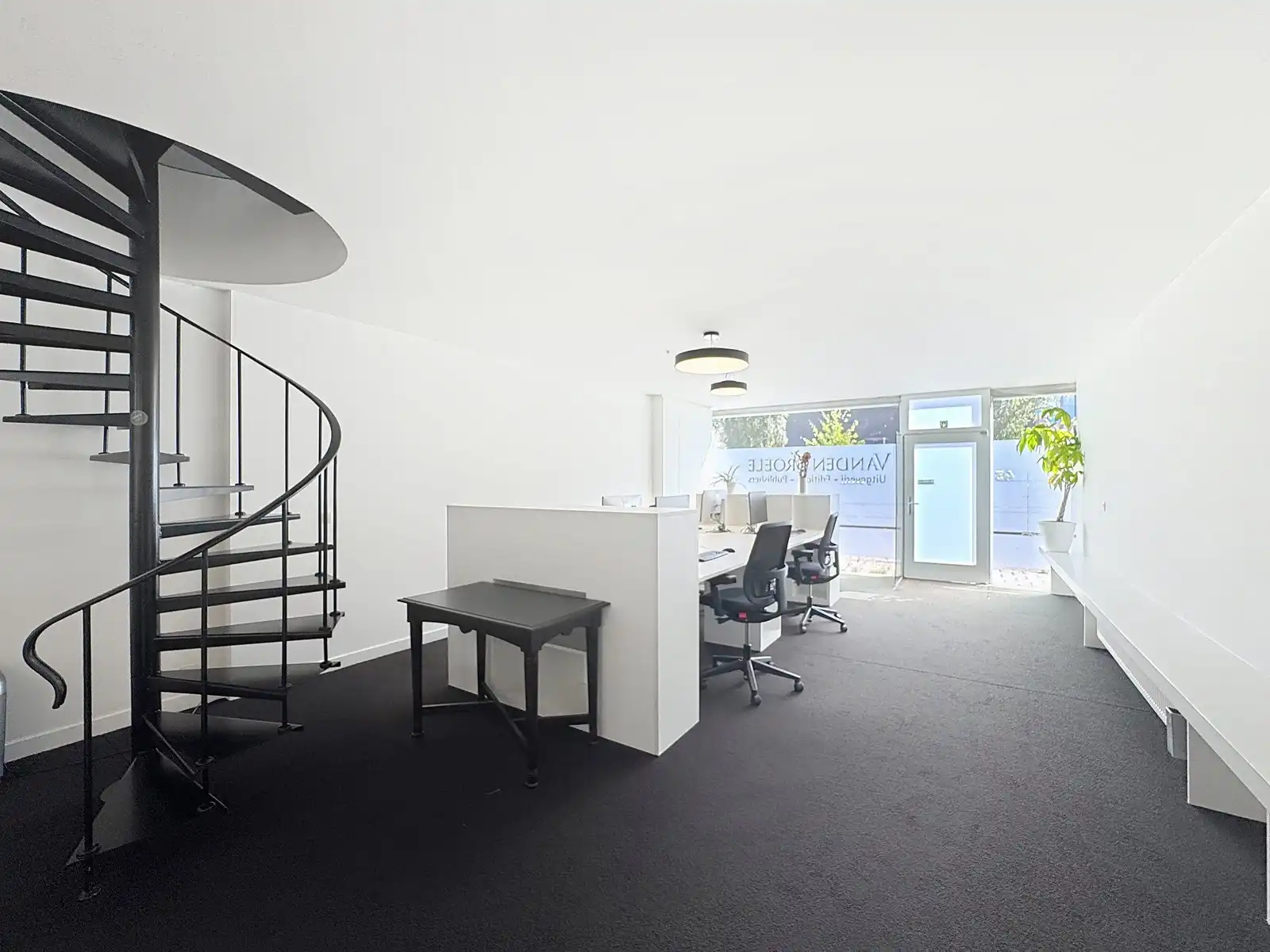 TOPLOCATIE: Lichtrijk en instapklare KANTOORGEBOUW (13 werkplaatsen) met ruime (198 P) parkeergelegenheid voor de deur! Vlakbij het station van Brugge. foto 5