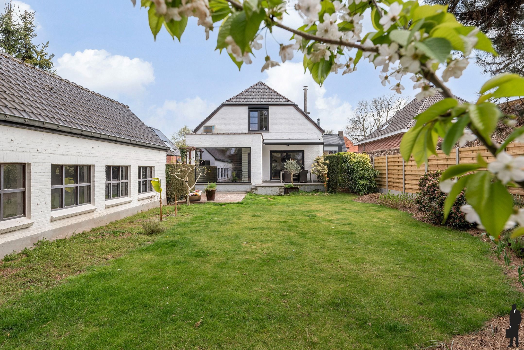 Charmante, energiezuinige (EPC A) en kwalitatief gerenoveerde villa op een rustige locatie. foto {{pictureIndex}}