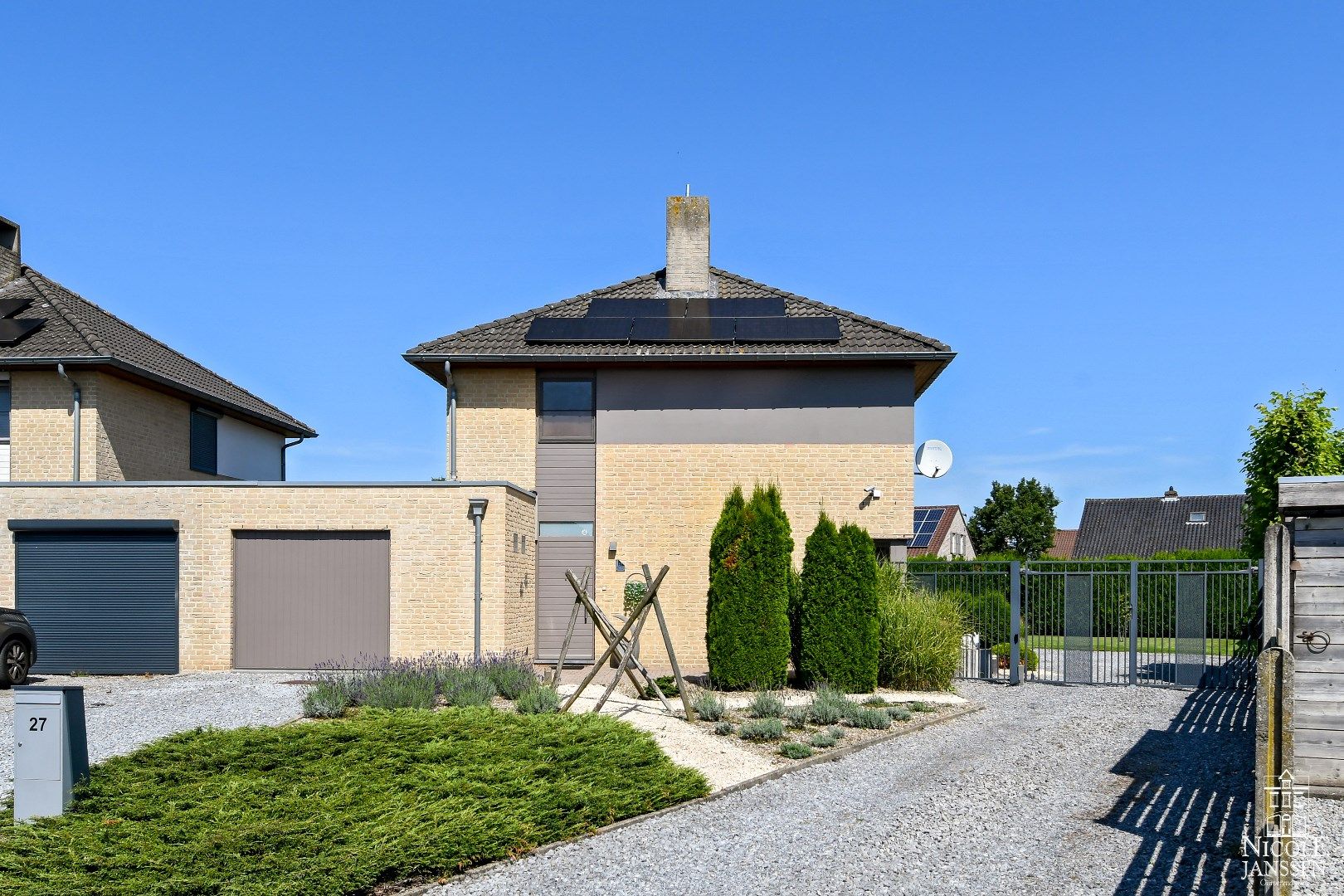 Instapklare gezinswoning met drie slaapkamers en verzorgde tuin! foto 1