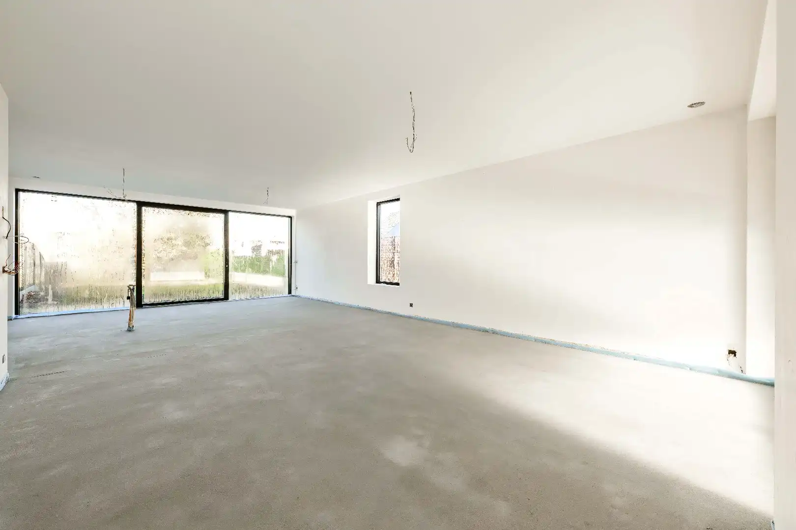 HALFOPEN RUIME GEZINSWONING MET ZEER GROTE TUIN foto 5