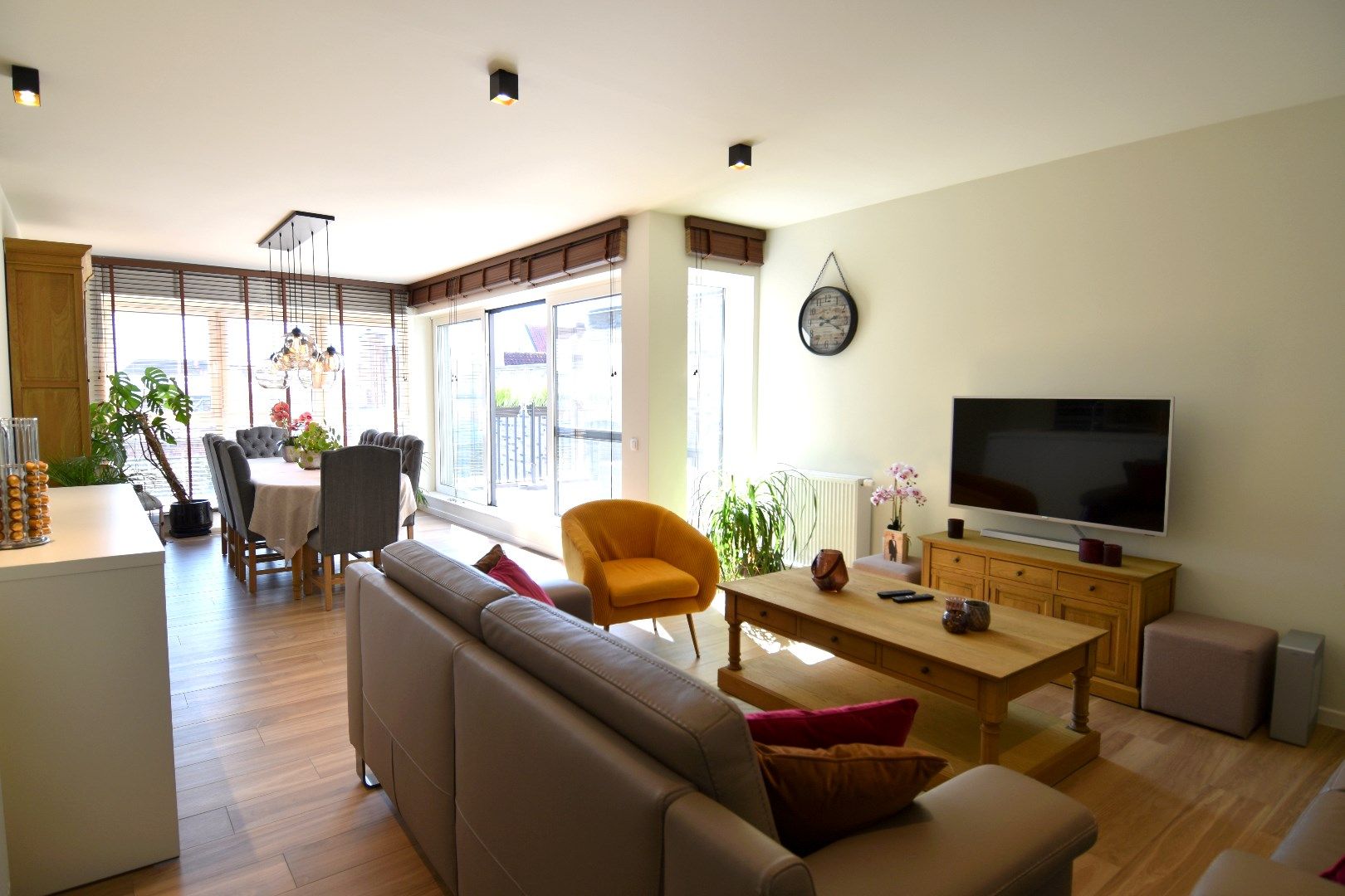 Luxueus afgewerkt 2 slpk appartement met zuidgericht terras te koop in Roeselare foto 8