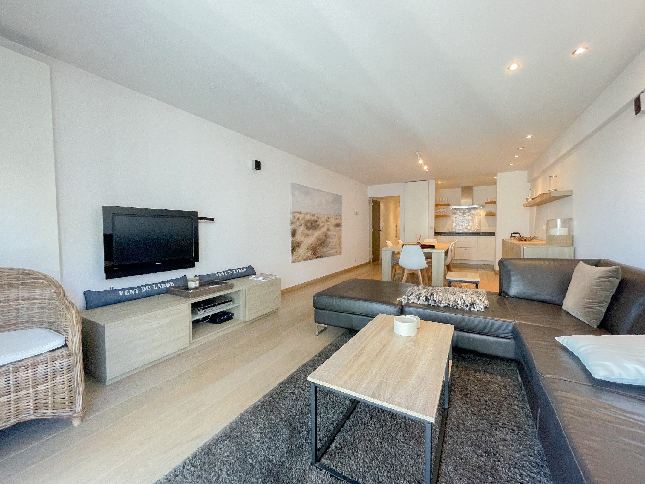 Drie slaapkamer appartement met een open zicht gelegen nabij het Driehoeksplein.  foto 3