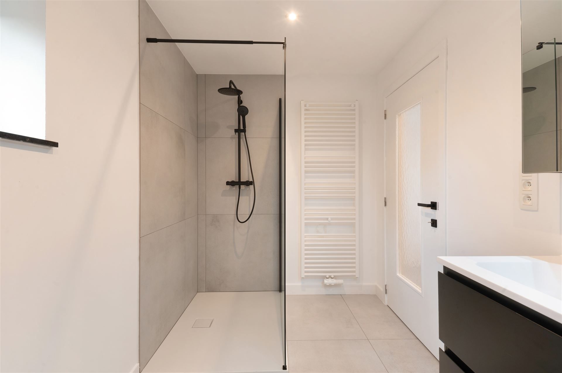 Volledig geroveerde, instapklare gezinswoning foto 10