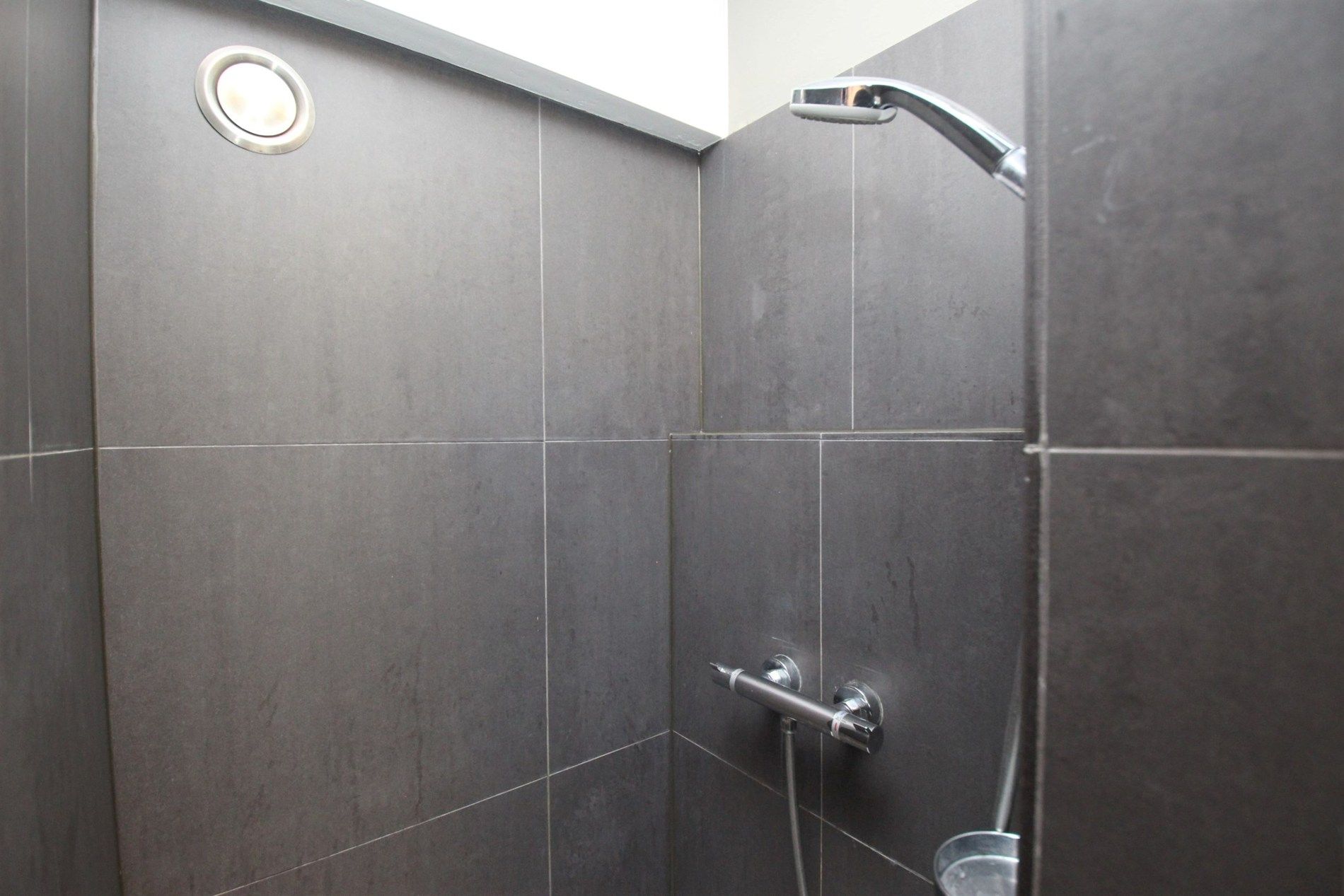 MODERN TWEESLAAPKAMERAPPARTEMENT MET TERRAS foto 11