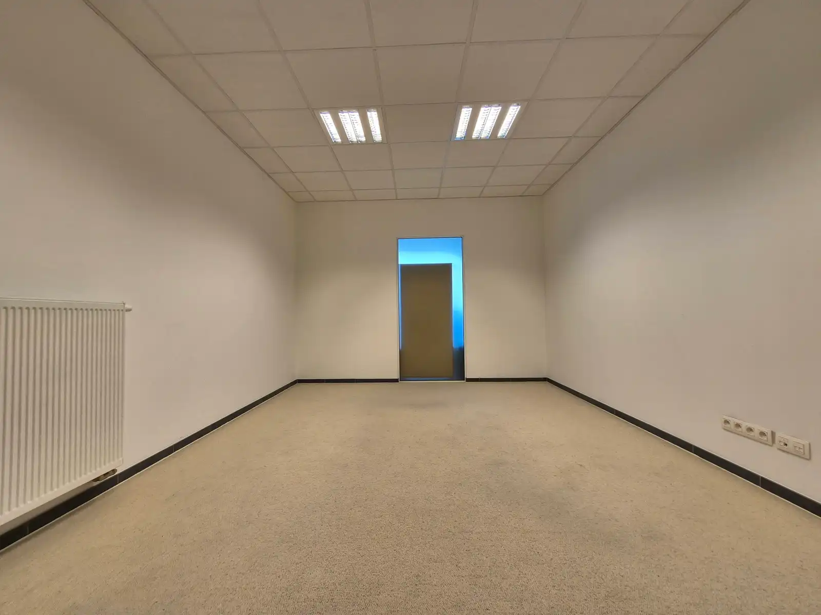 Magazijn 1030m² met  laadkade en 154m² kantoor op topligging foto 11