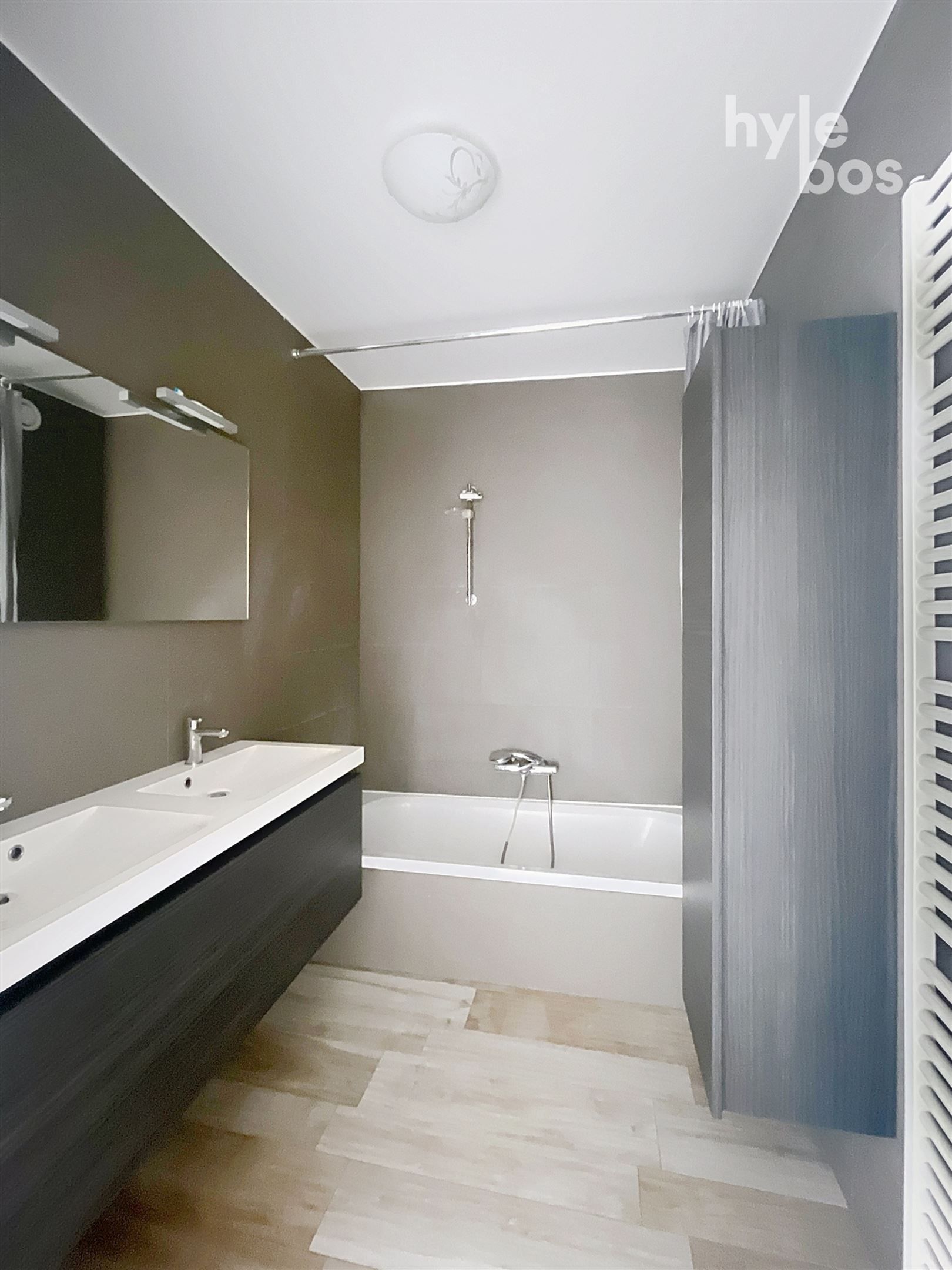 Centraal gelegen, instapklaar 2 slaapkamer appartement met autostaanplaats foto 13