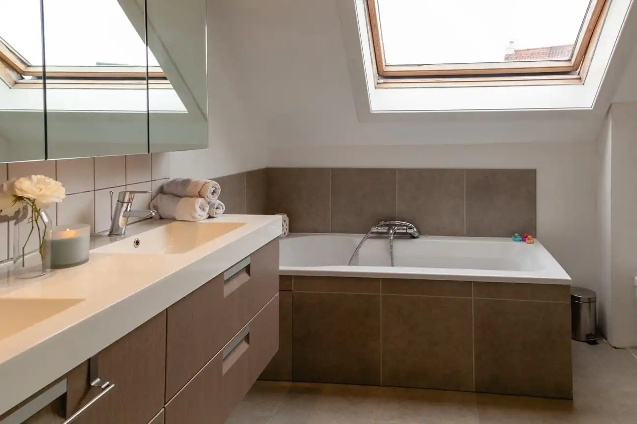 Ruime, energiezuinige woning te huur met tuin, dubbele garage en 3 slaapkamers foto 9