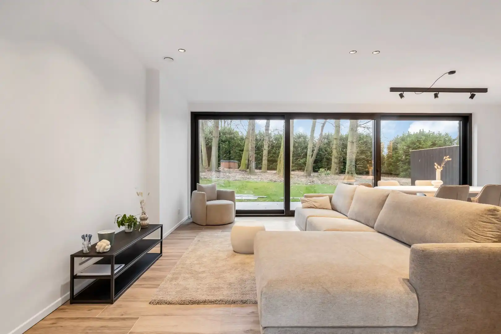 Halfopen woning in Scandinavische stijl met garage en tuin in Otegem foto 3
