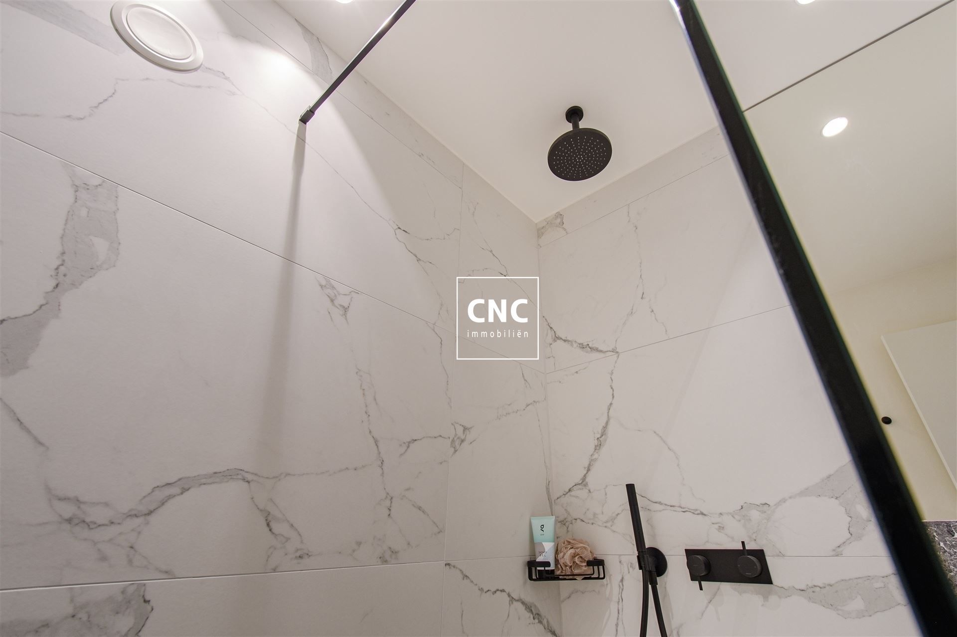 Luxueus en modern gerenoveerd appartement met wijds frontaal zeezicht aan het Albertstrand! Parking mogelijk in nabije omgeving. foto 12