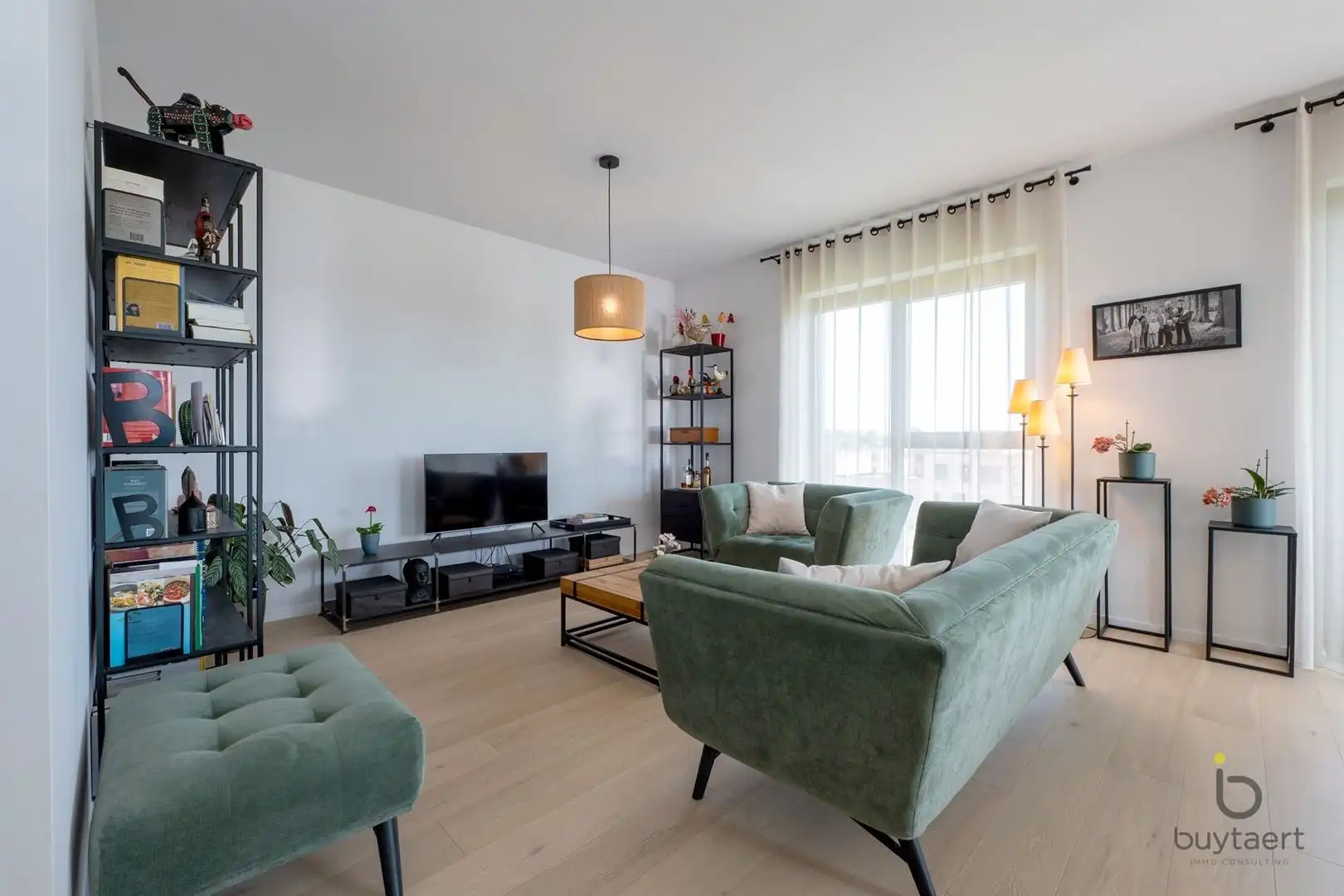 WONEN IN STIJL: een knap 2-slaapkamer appartement op de 3de verdieping met terras te Deurne-Zuid! foto 4