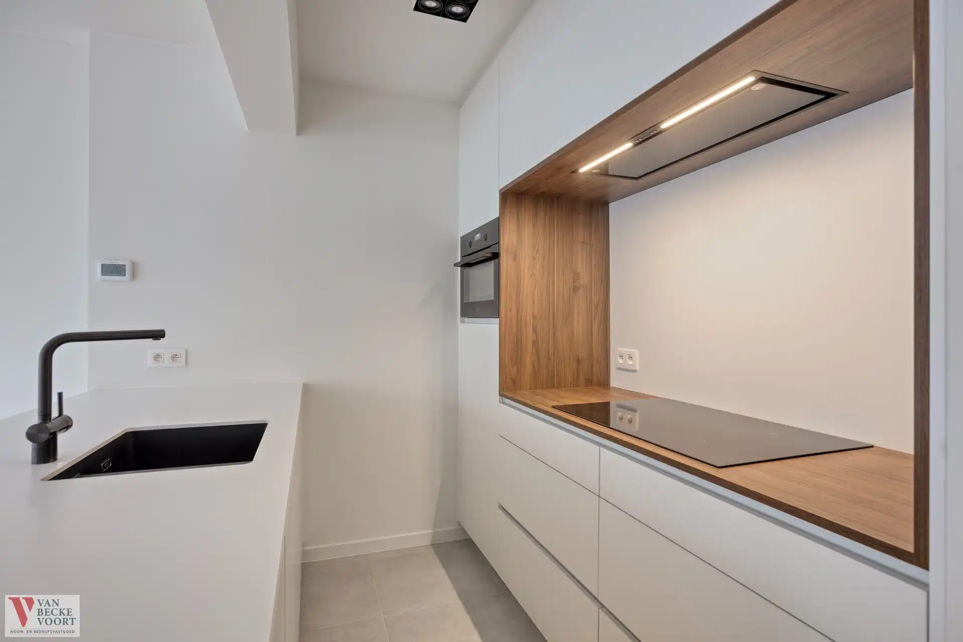 Stijlvol gerenoveerd appartement met 2 slaapkamers en terras foto 5