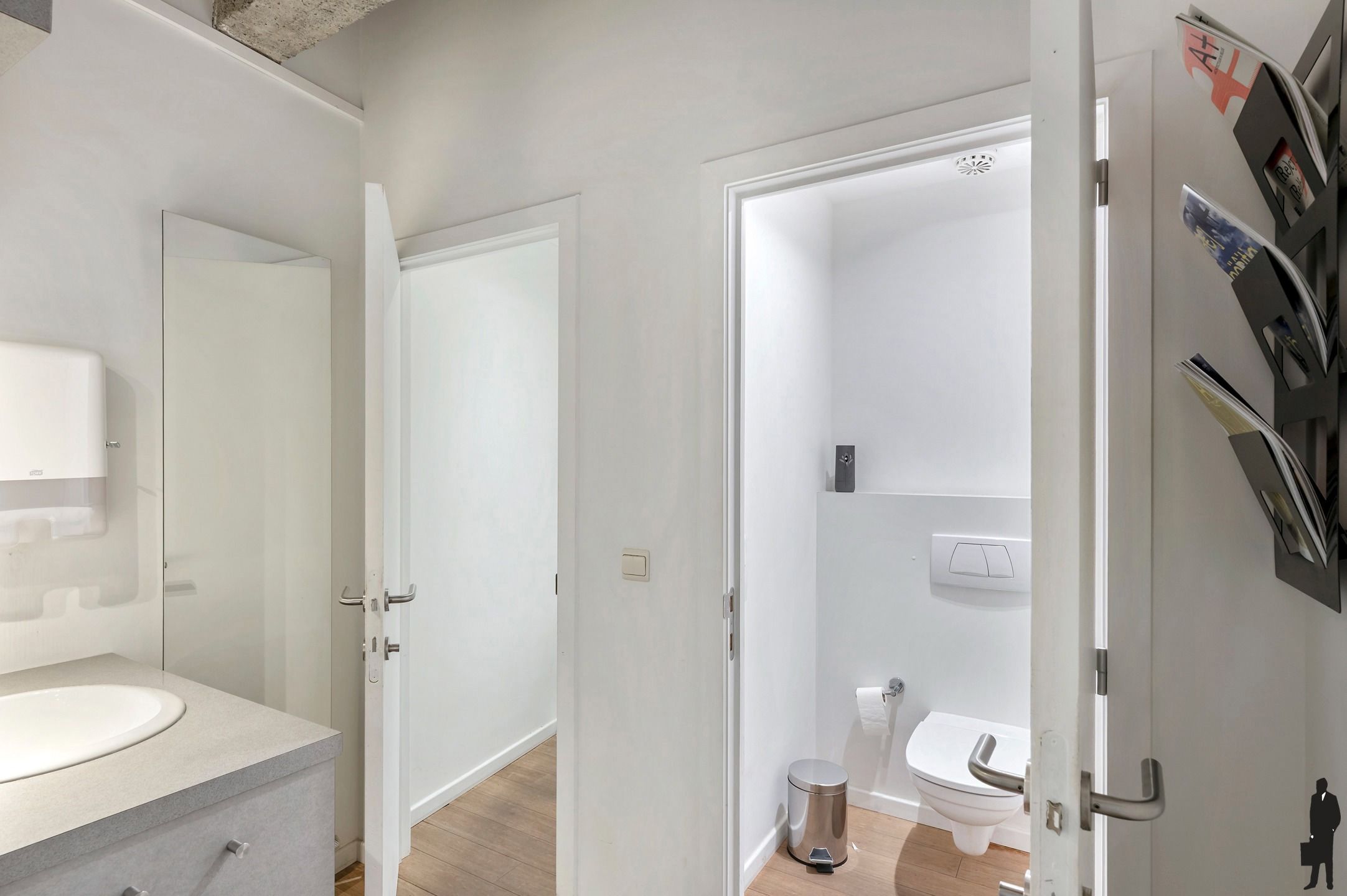 Lichtovergoten industriële loft met open structuur en ruwe materialen foto 13