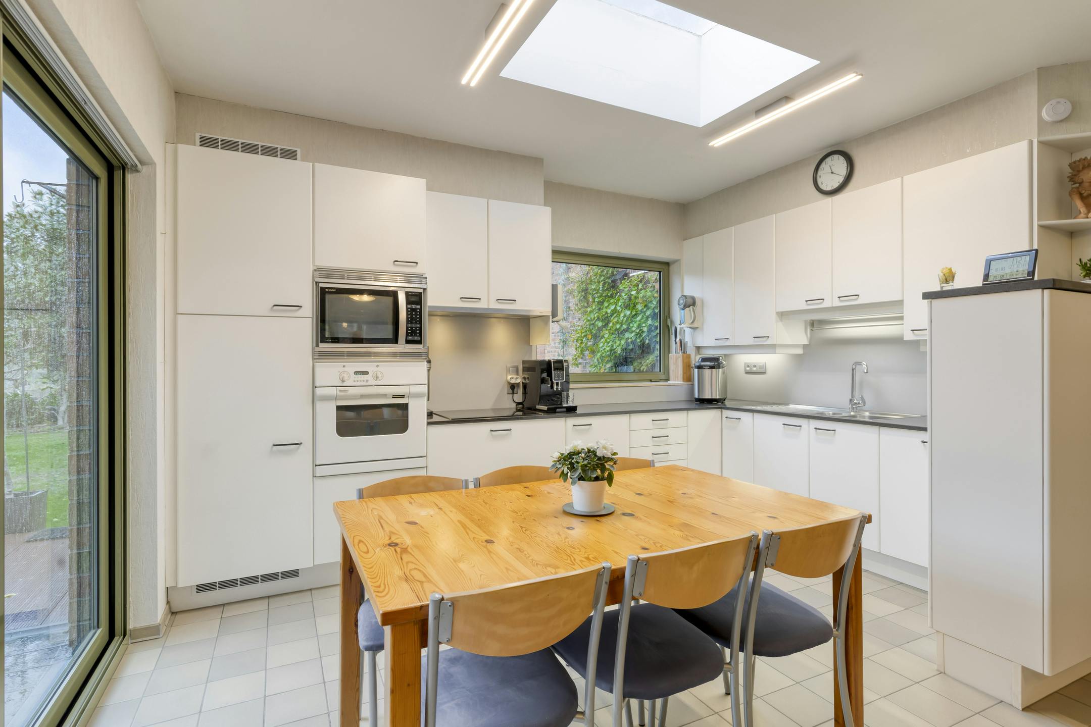 Ruim huis met 5/6 slaapkamers, garage en tuin in Boom foto 8