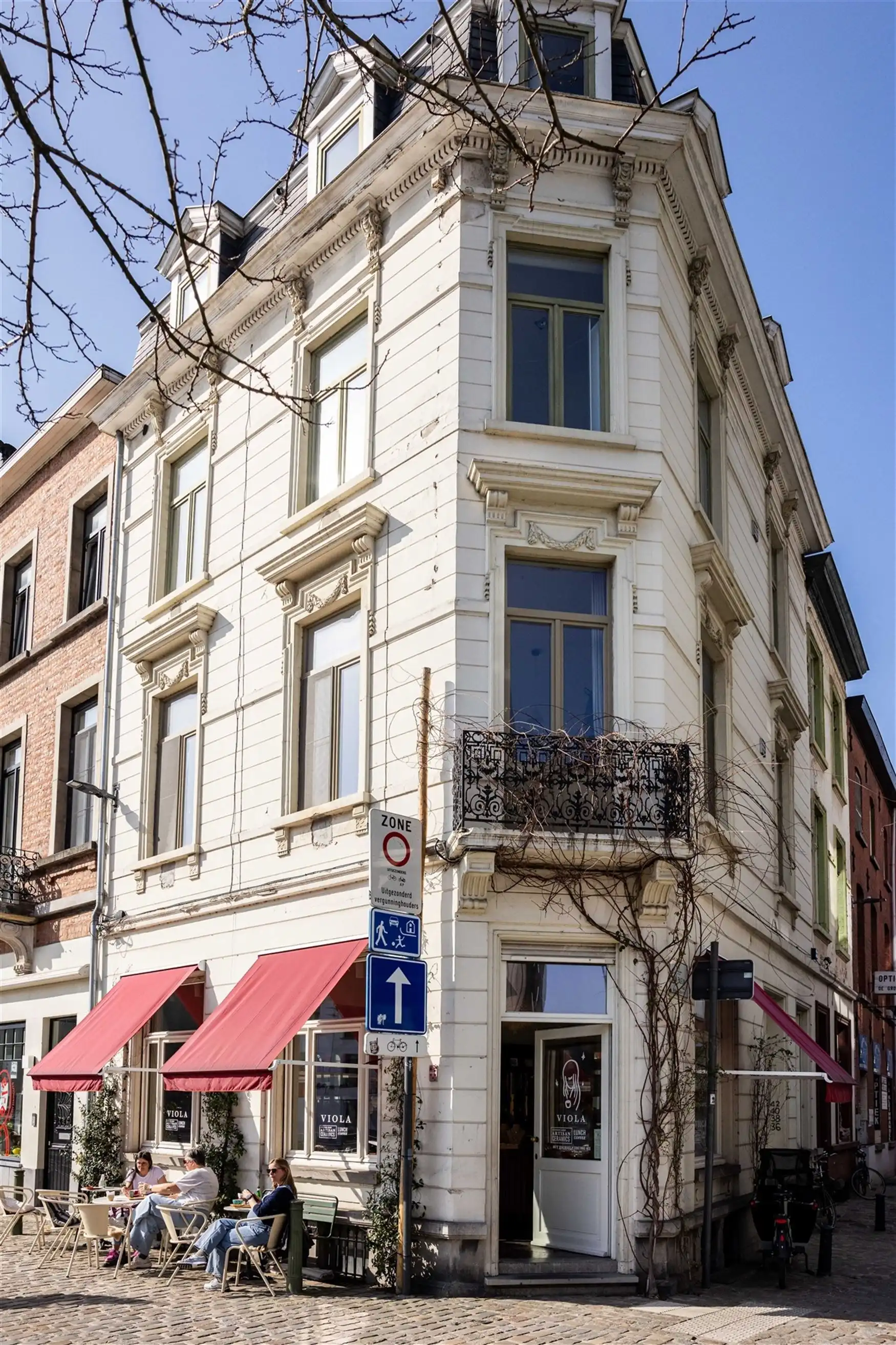 Horecapand met terras aan het water in hartje Gent foto 2