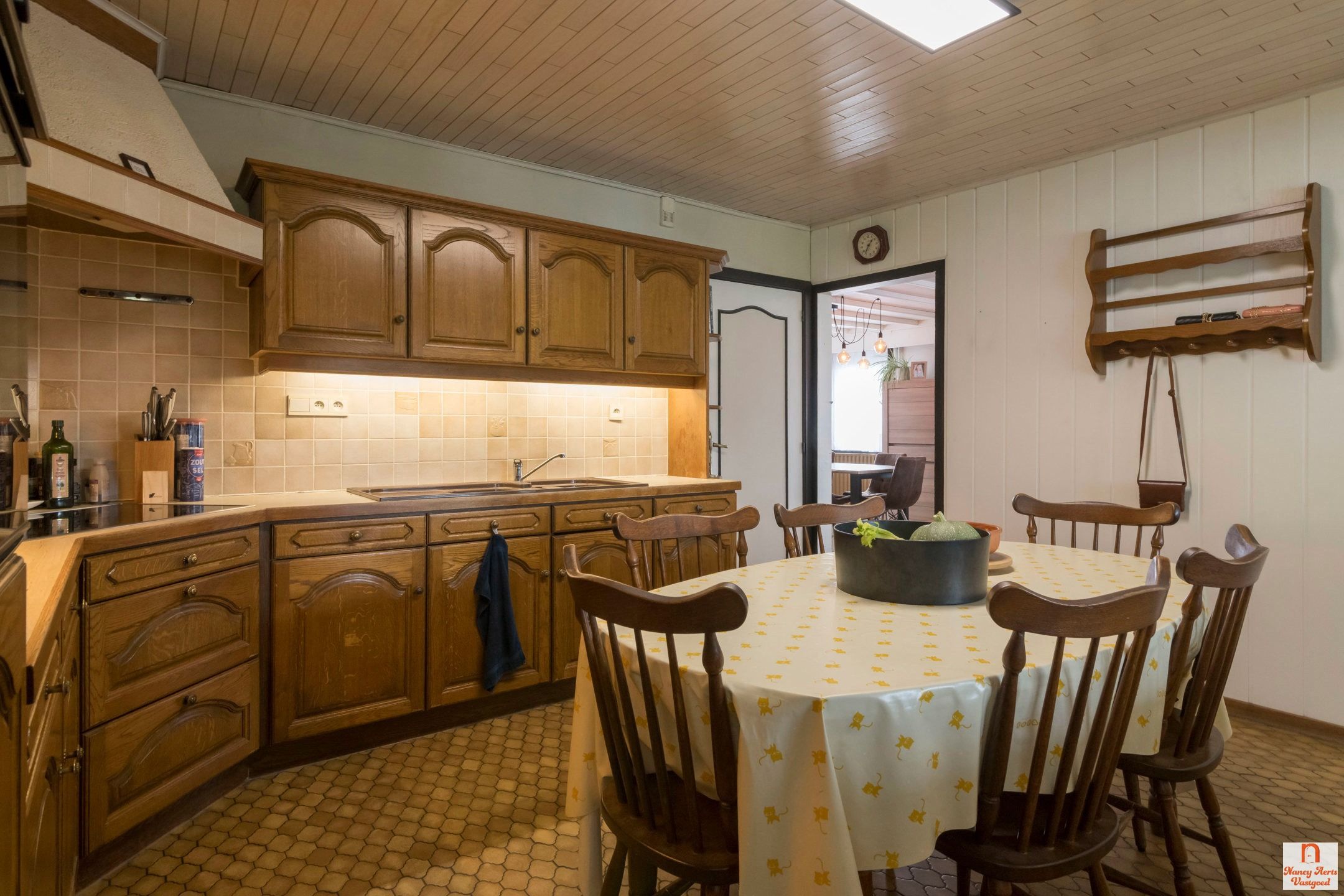 Sfeervolle jaren ’60-woning met grote tuin in rustige straat foto 12