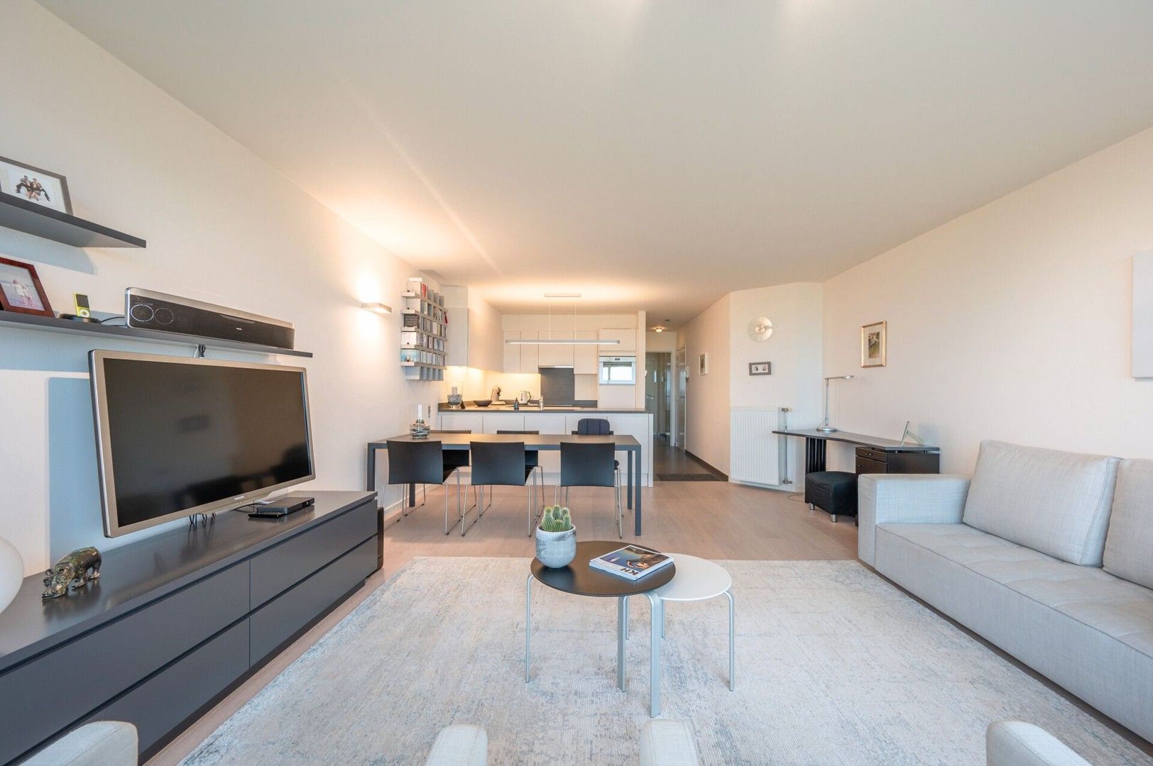 Zonnig doorloopappartement met twee slaapkamers! foto 4