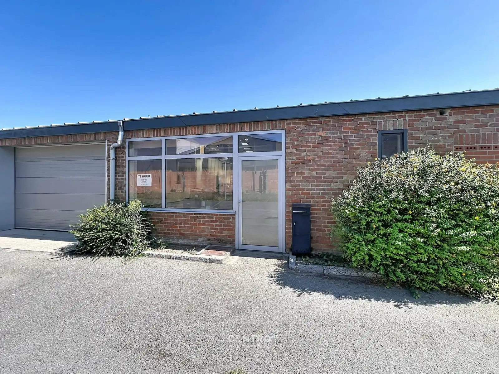 Magazijn van 315m² met mezzanine vlak bij de RING van Poperinge ! foto 2