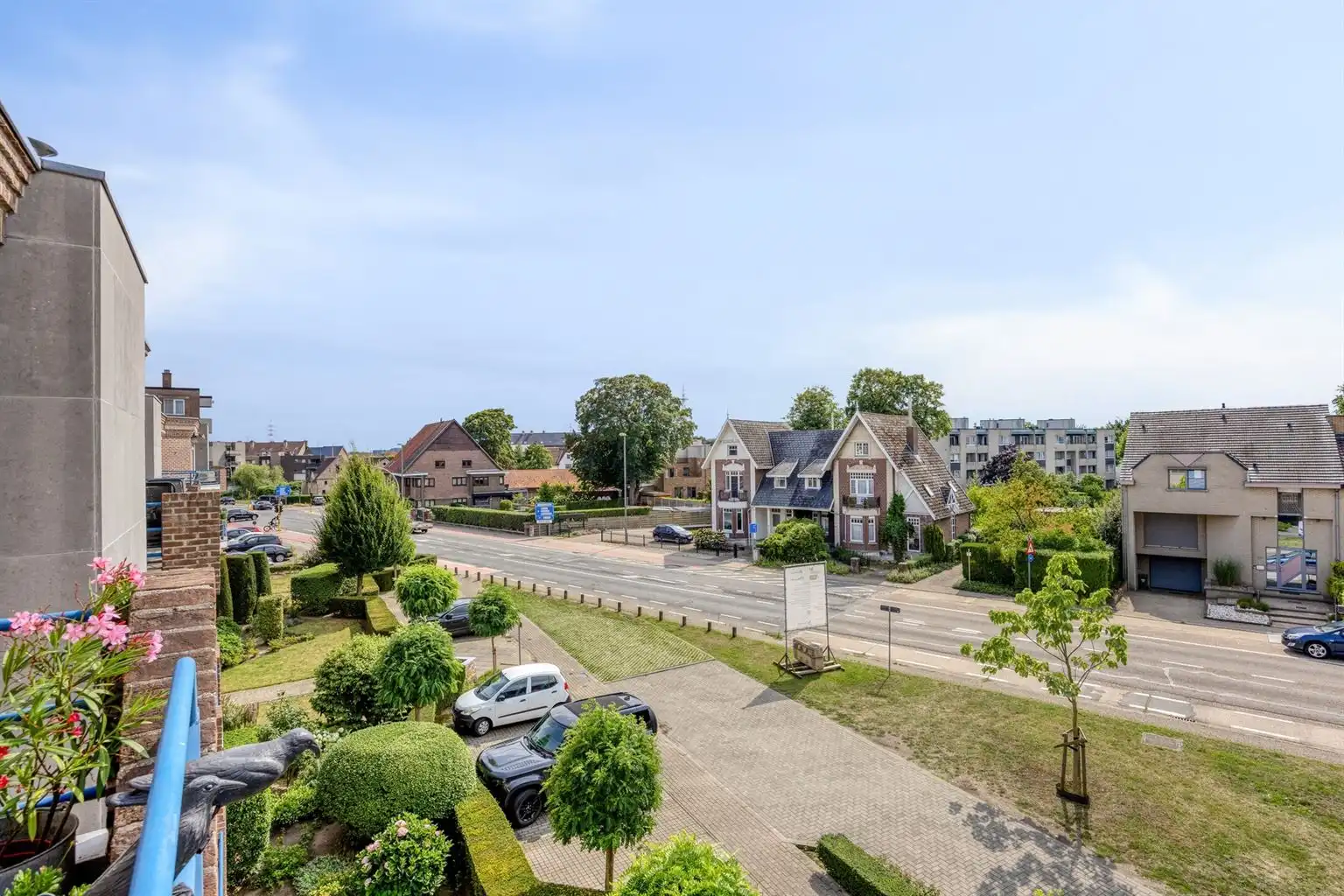 Ruim, gerenoveerd 2-slaapkamer appartement met terras, garagebox en aparte berging, gelegen vlak bij het centrum van Maaseik. foto 22