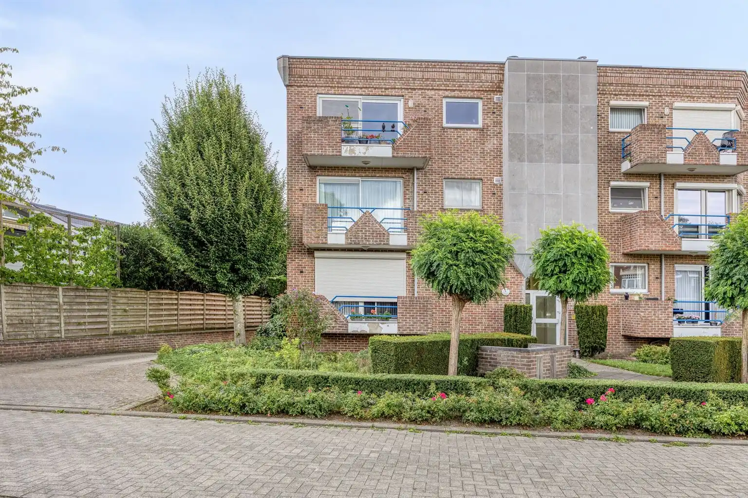 Ruim, gerenoveerd 2-slaapkamer appartement met terras, garagebox en aparte berging, gelegen vlak bij het centrum van Maaseik. foto 22