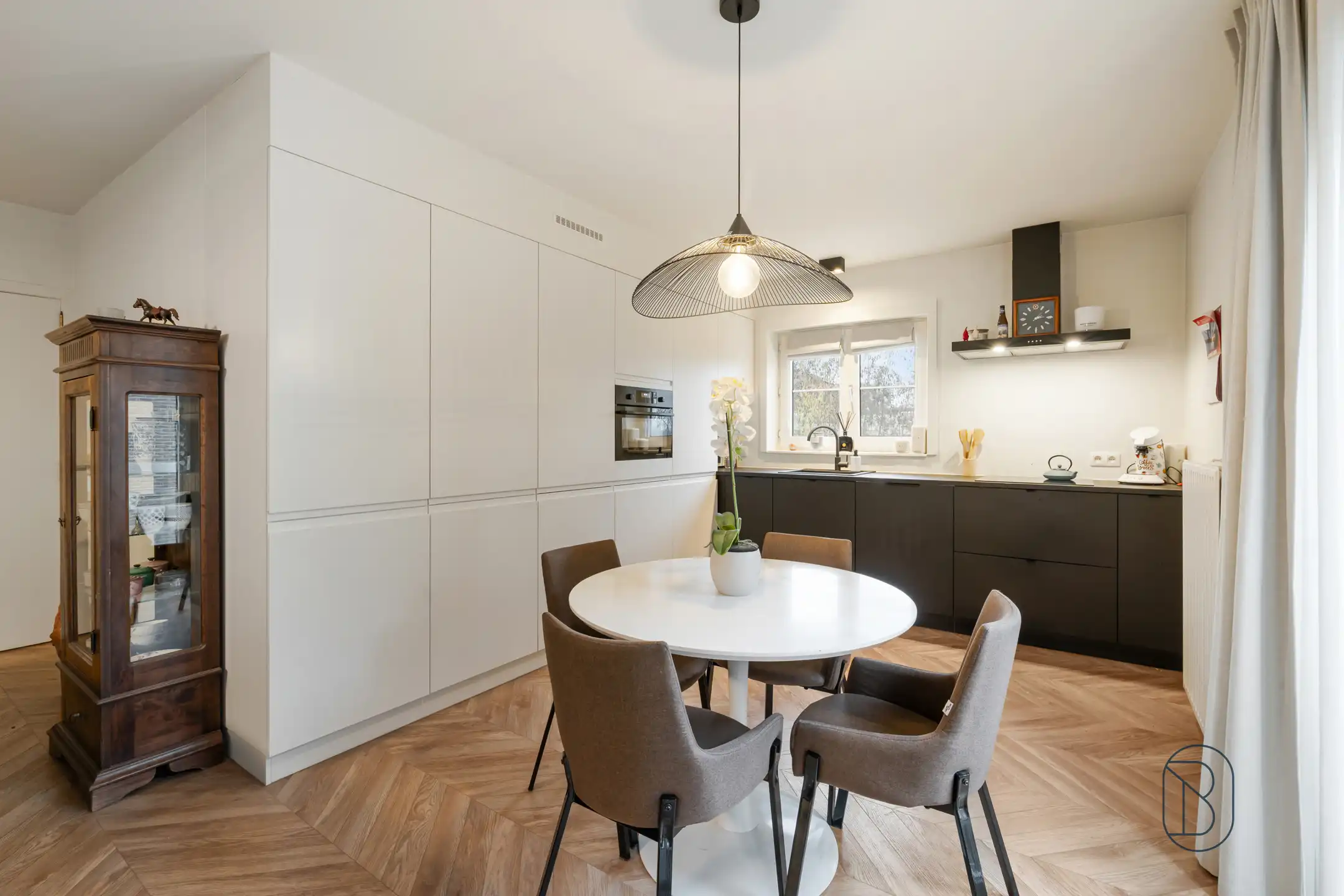 Instapklaar gerenoveerd appartement met garage foto {{pictureIndex}}