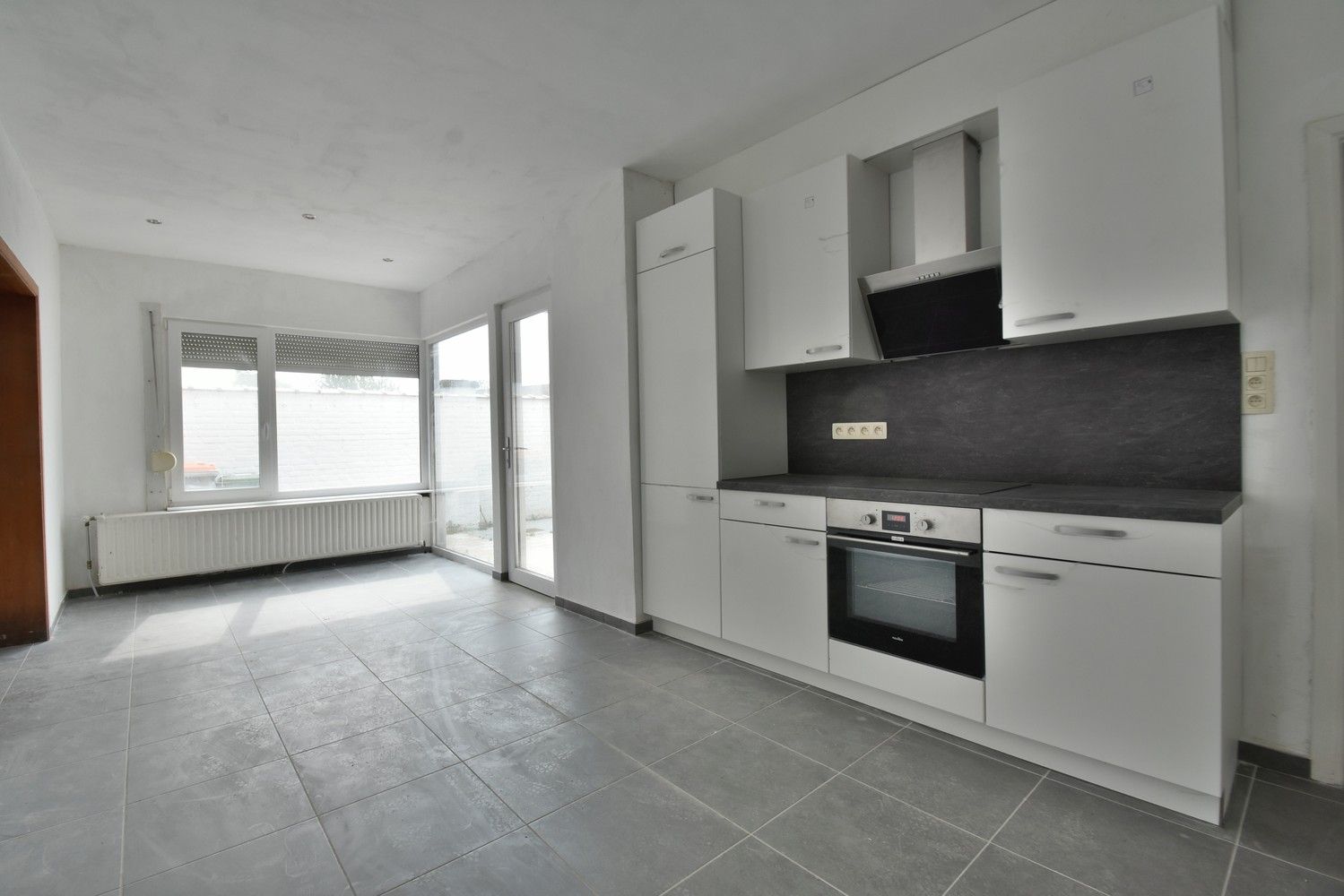 Ruime gerenoveerde woning met maar liefst 7 slaapkamers en handelsmogelijkheden op een gunstige locatie nabij Maastricht foto 12