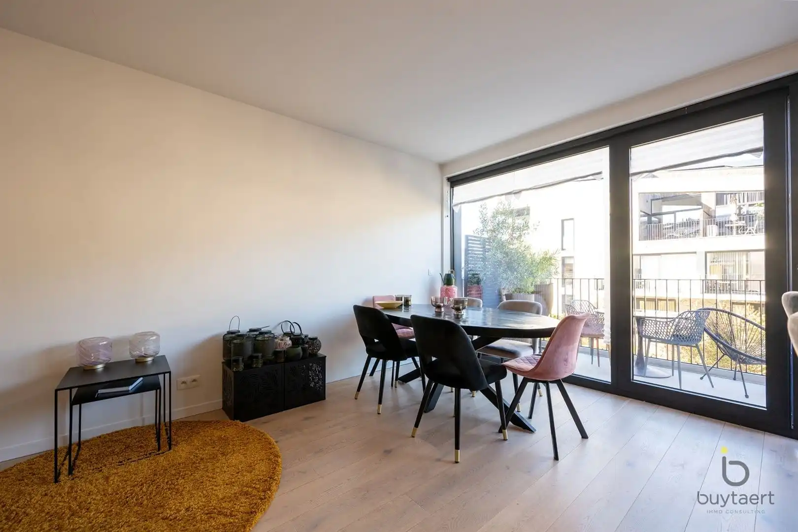 STIJLVOL EN LICHTRIJK WONEN IN EEN SERENE GROENE SETTING MET EEN GEZELLIG TERRAS! foto 6