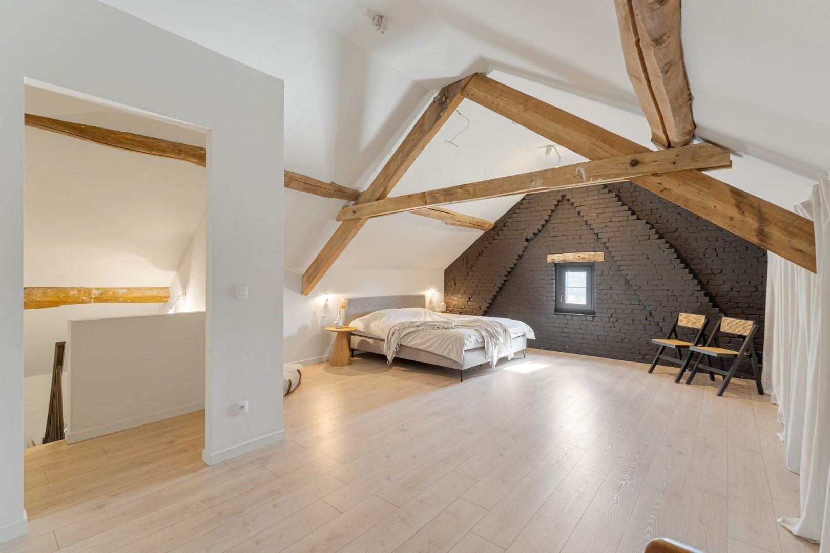 Knap en zeer grondig gerenoveerde halfvrijstaande woning met 4 slaapkamers en tuin in het mooie landelijke Jesseren foto 22