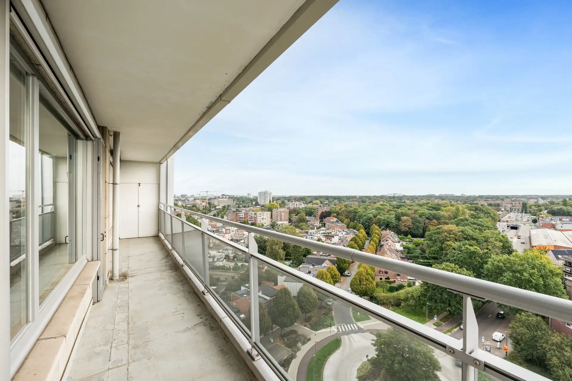 Ruim en lichtrijk 2 slaapkamer appartement met prachtig uitzicht in Wilrijk. foto 4