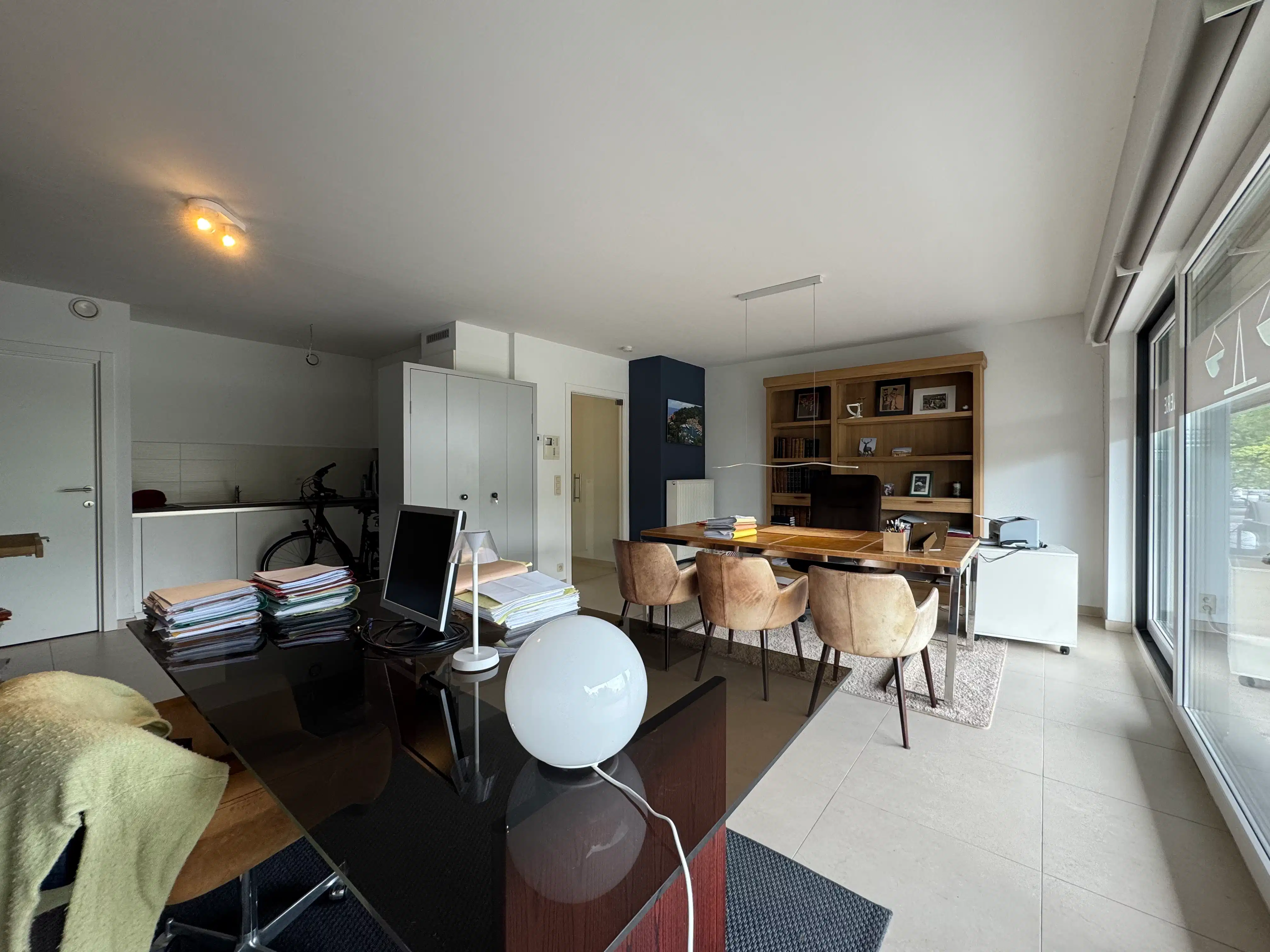 Lichtrijk gelijkvloers appartement met ruim terras foto 5