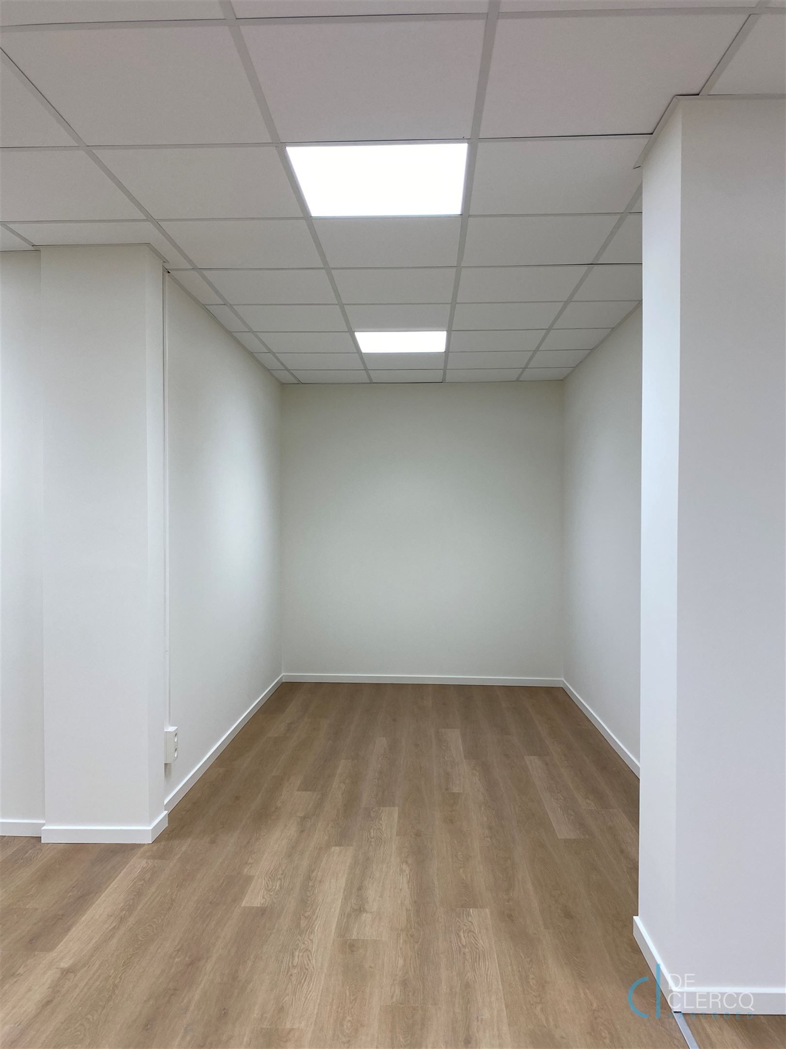 Nieuw, ruim kantoor met parking te huur centrum Lochristi!  foto 5