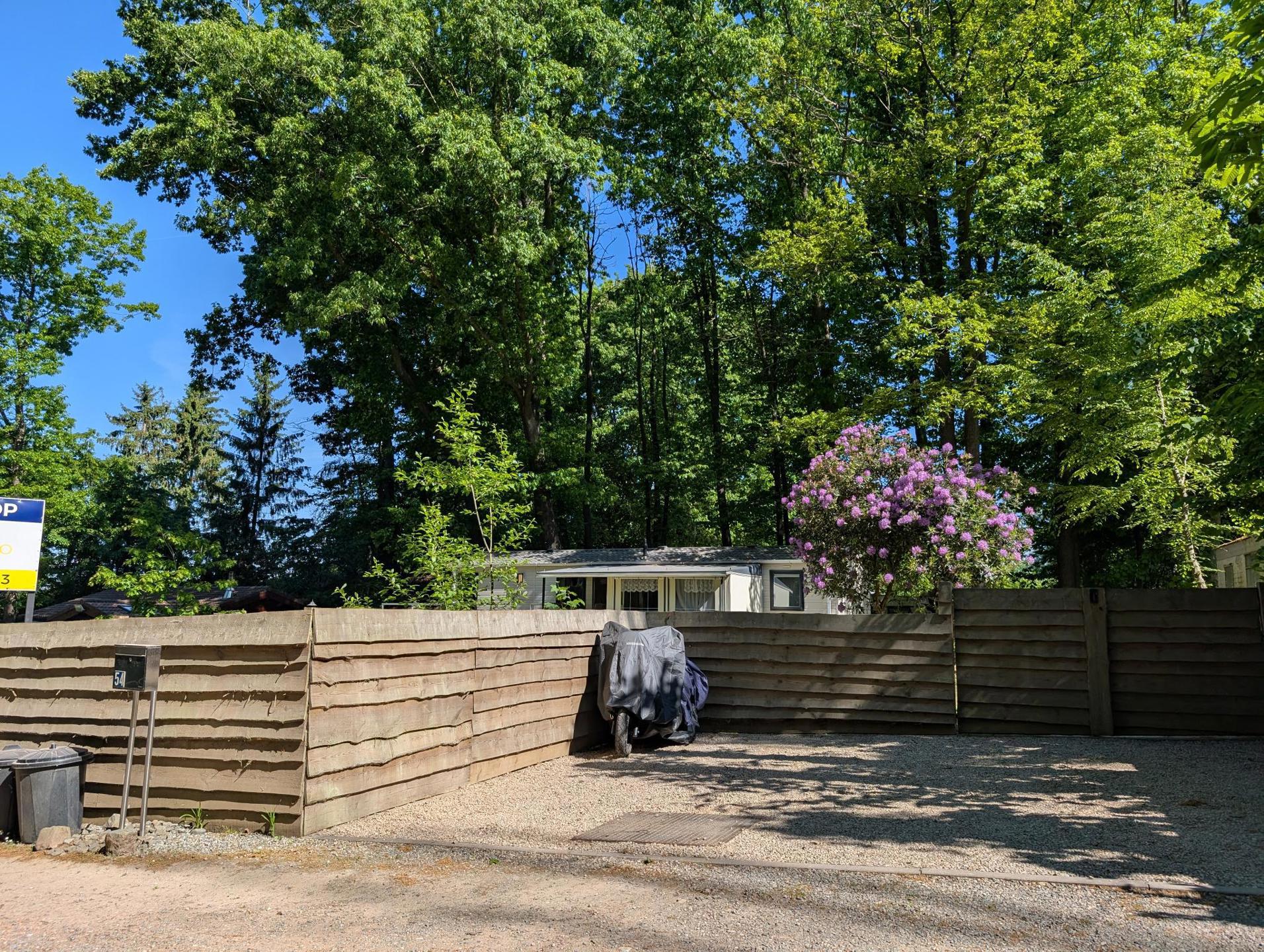 gezellige vaste caravan te midden van de natuur foto 2