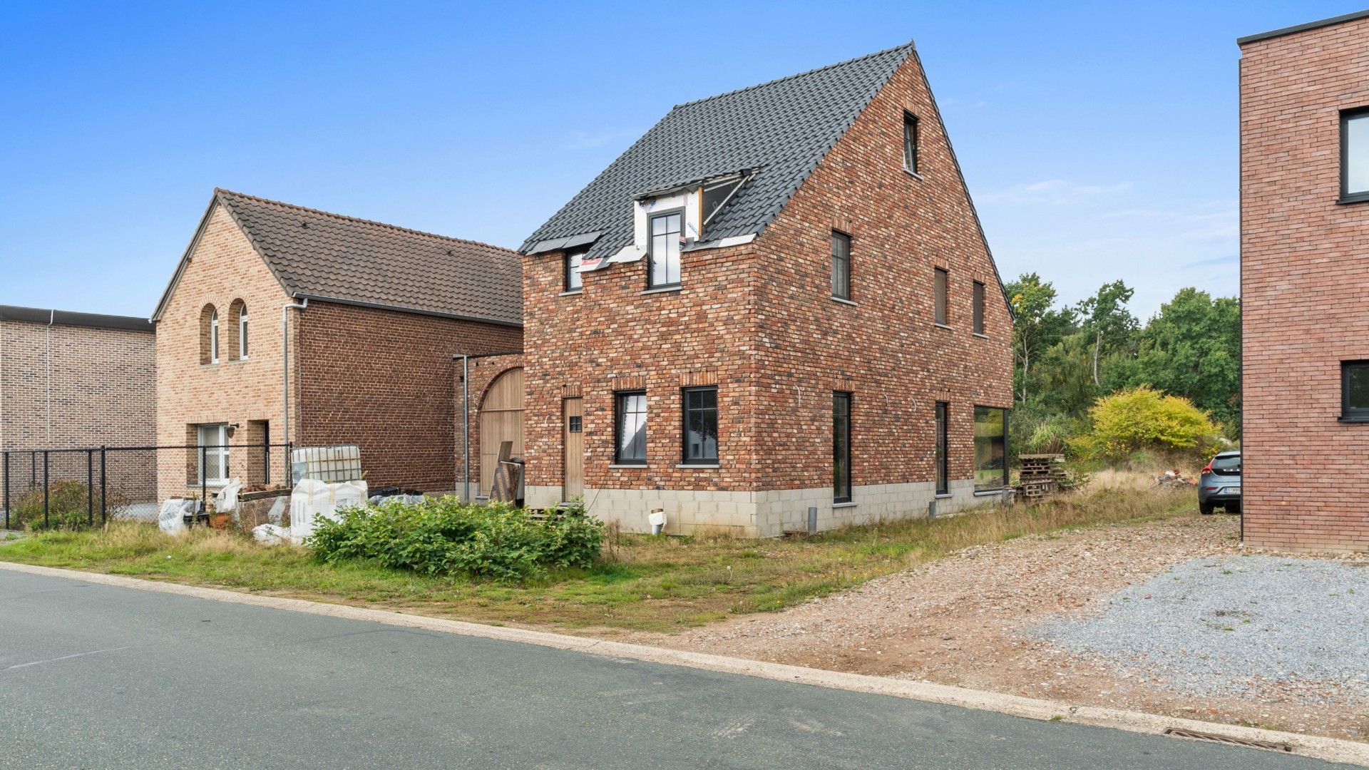Casco nieuwbouwwoning met kelder op een perceel van 10a 09ca foto {{pictureIndex}}