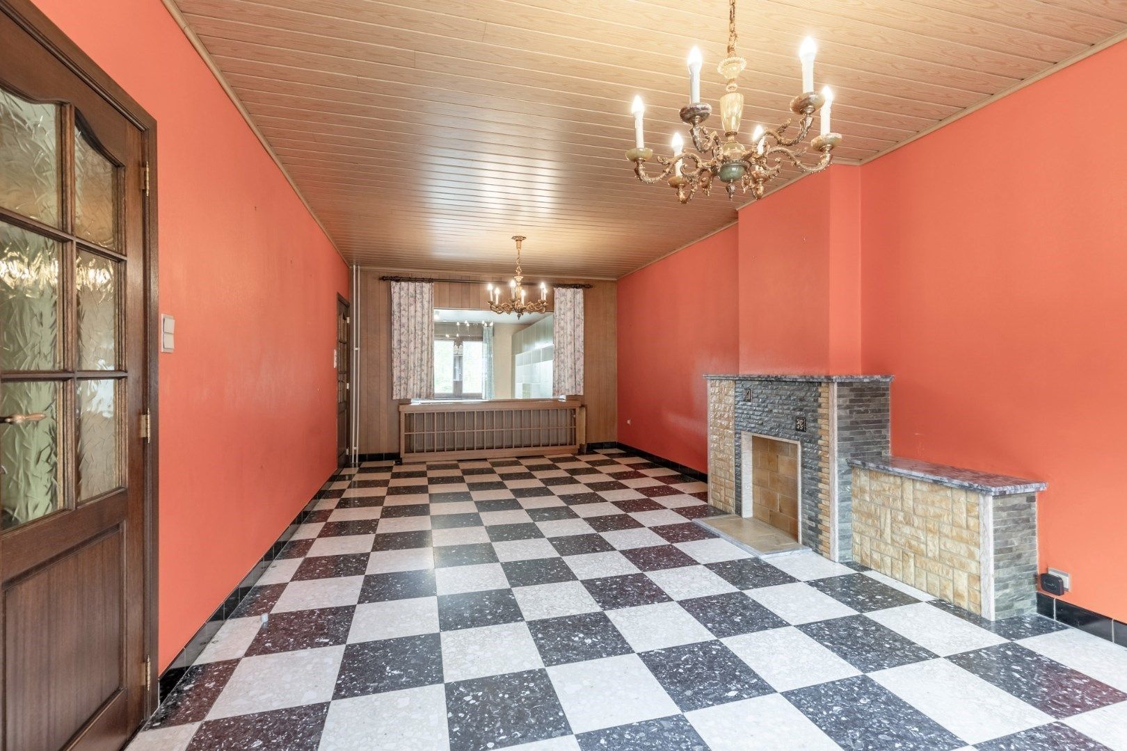 Ruime woning met 4 slaapkamers, garage en diepe tuin met inrit foto 6