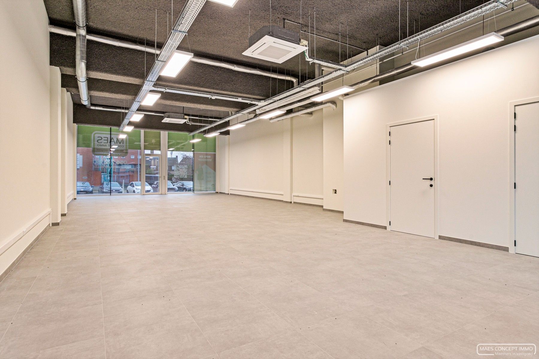 Volledig afgewerkte handelsruimte van 157 m2 te koop centrum Zwevegem foto {{pictureIndex}}