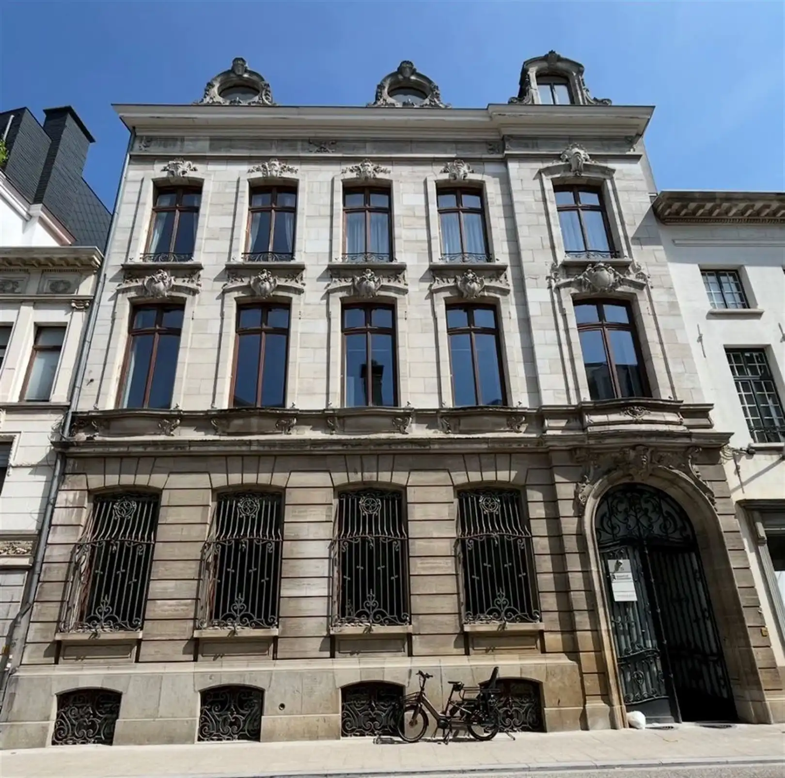 Kantoor in oud-herenhuis-stijl te centrum Antwerpen foto {{pictureIndex}}